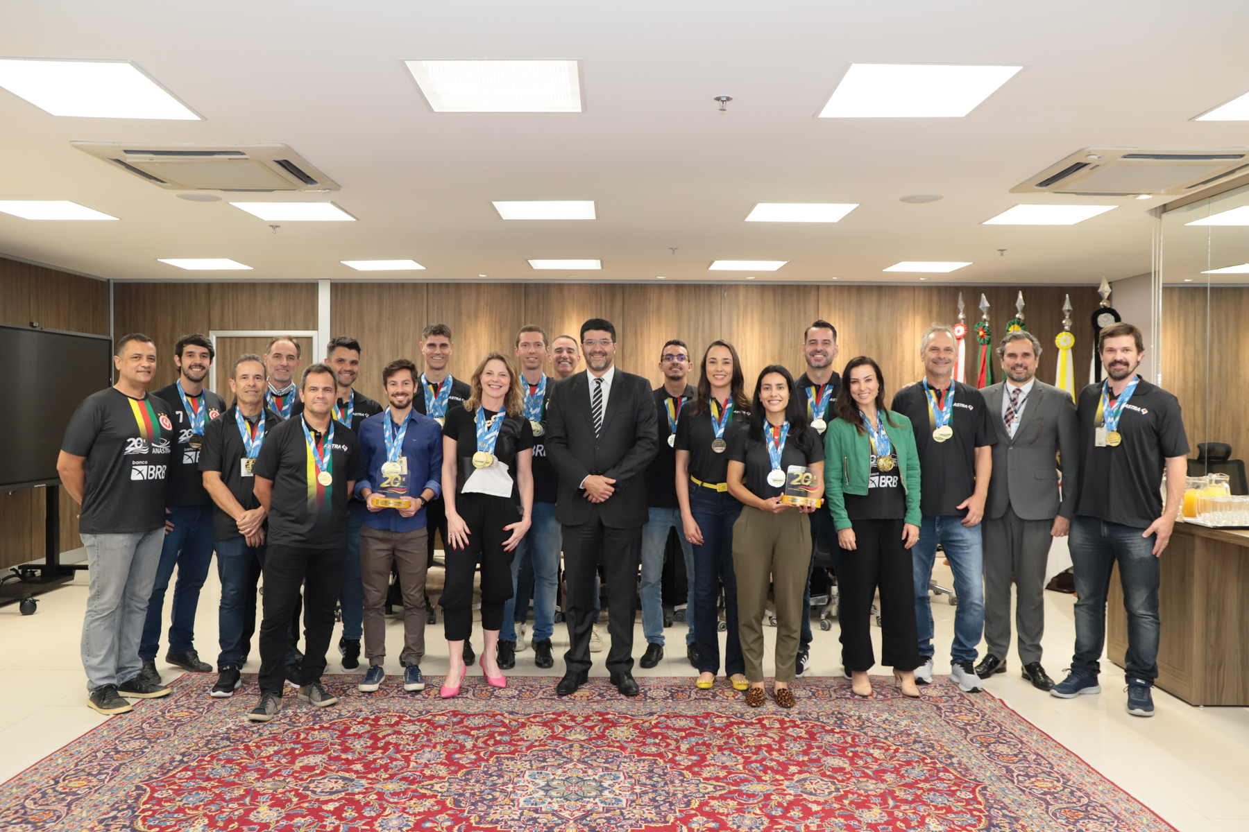 Foto posada do presidente com os atletas, no Salão Nobre,