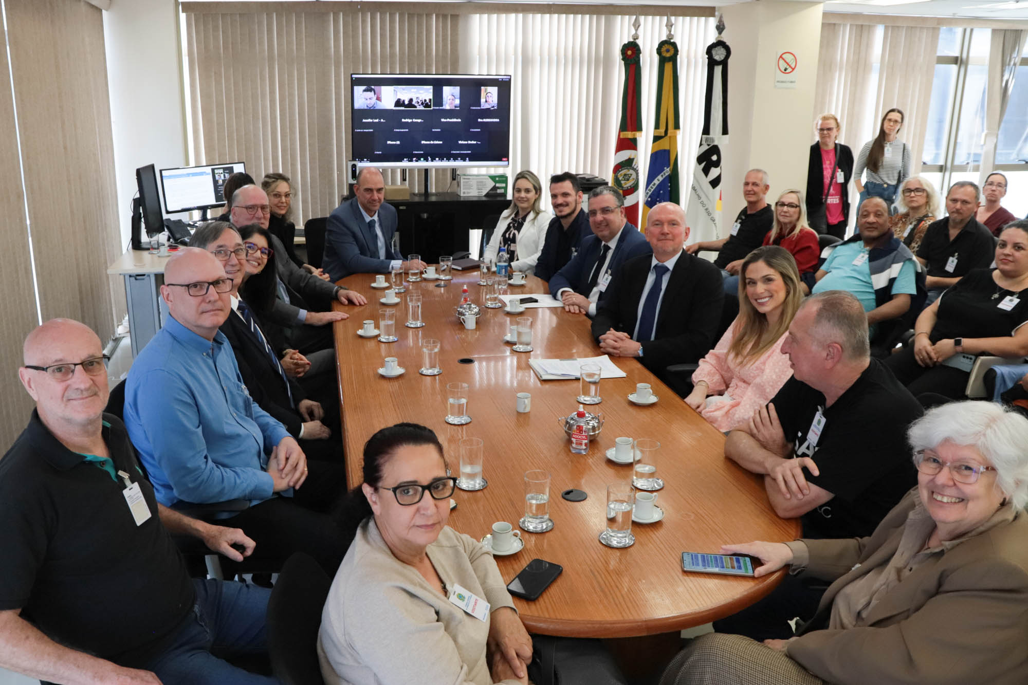 Foto da mesa de conciliação com todos os participantes