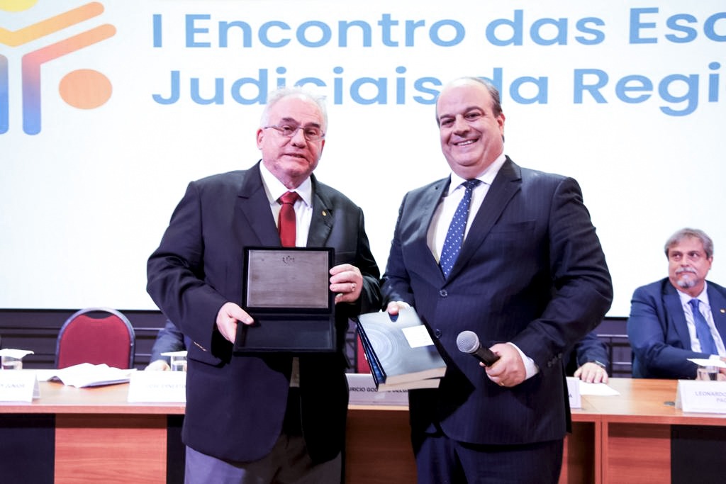 Pelo apoio ao evento, ministro Maurício Godinho recebeu uma placa, entregue pelo anfitrião, desembargador Godoy Junior