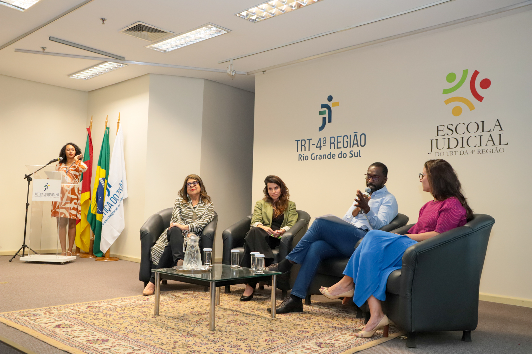 Mesa de abertura, mostrando os participantes citados no texto