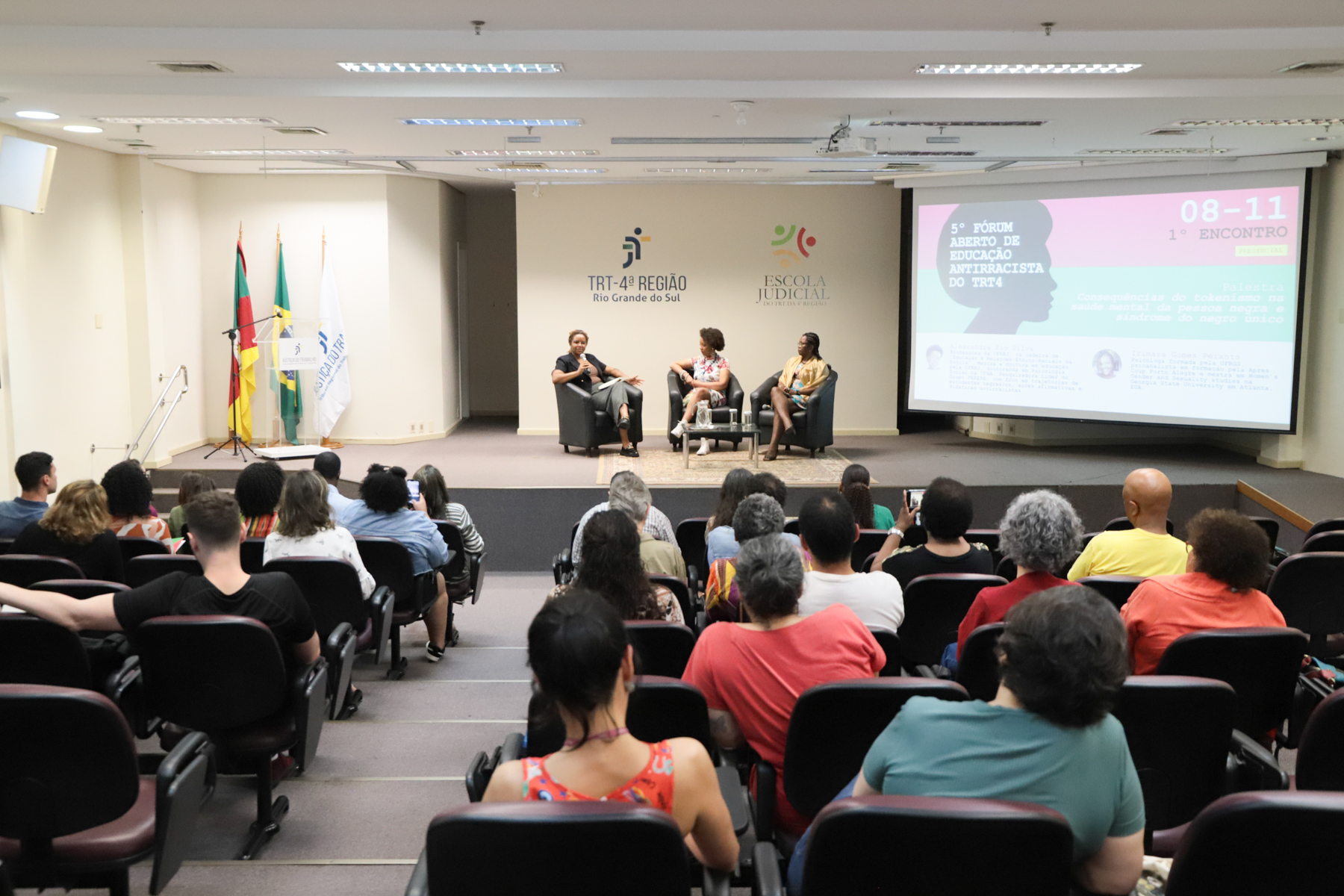 Foto em ângulo aberto, mostrando público e palco.