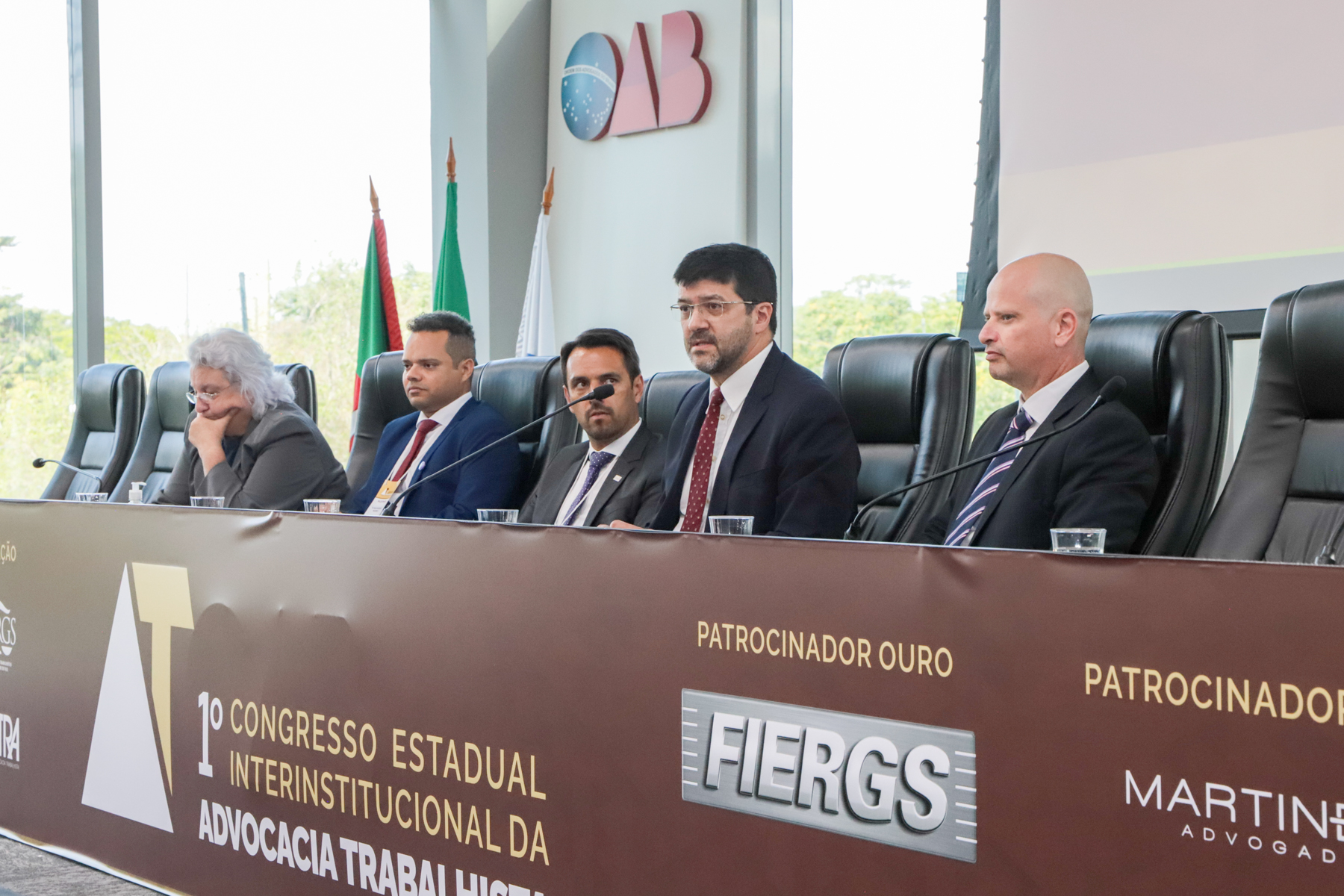 Presidente Francisco Rossal falando, da mesa oficial, ao lado dos demais componentes da mesa.