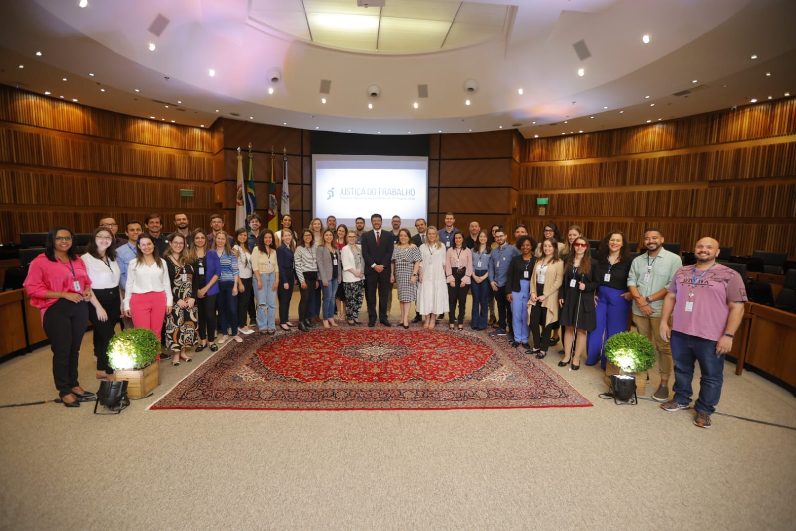 Foto posada dos novos servidores e servidoras, com os integrantes da mesa oficial (citados no texto)