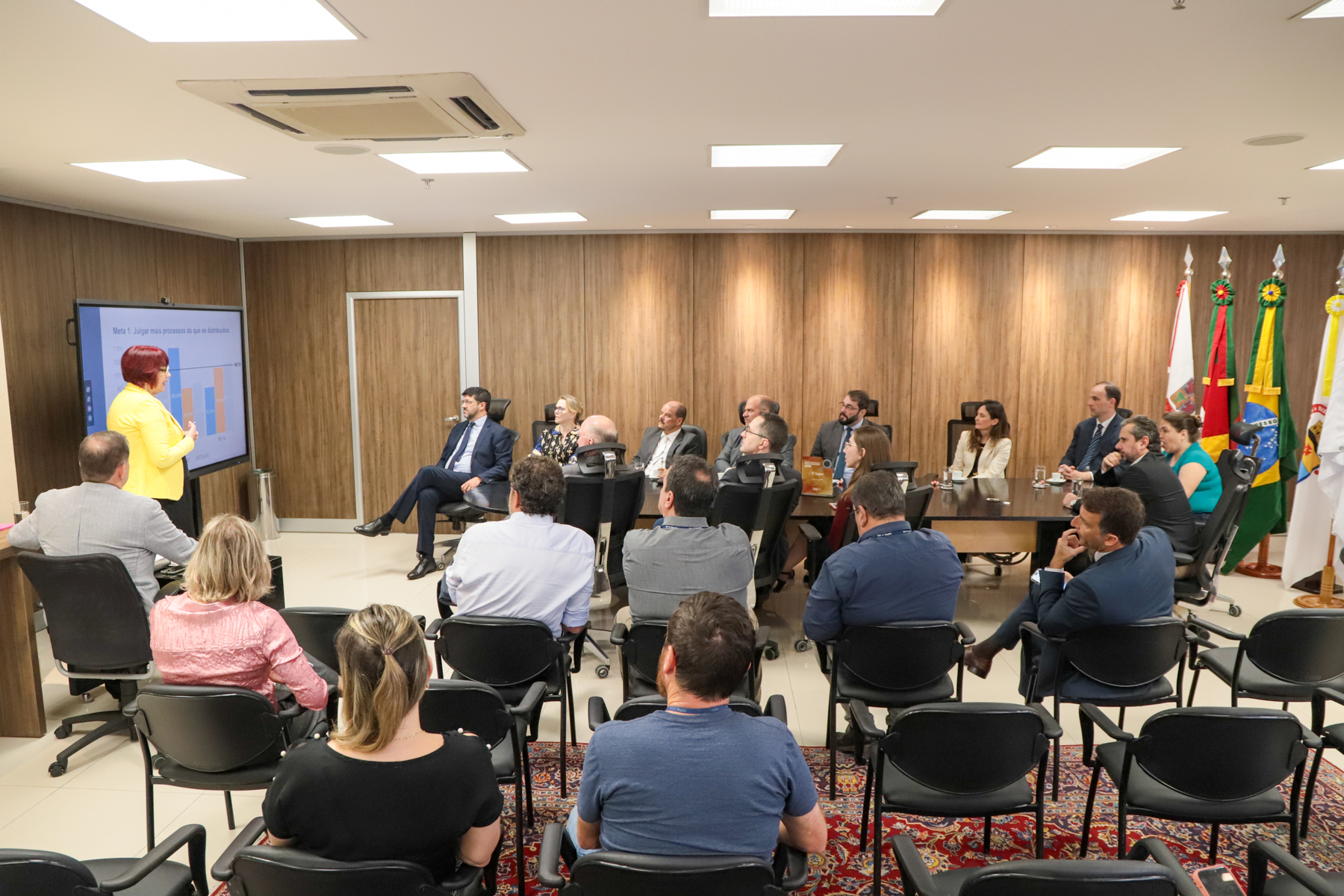 Foto em ângulo aberto da reunião