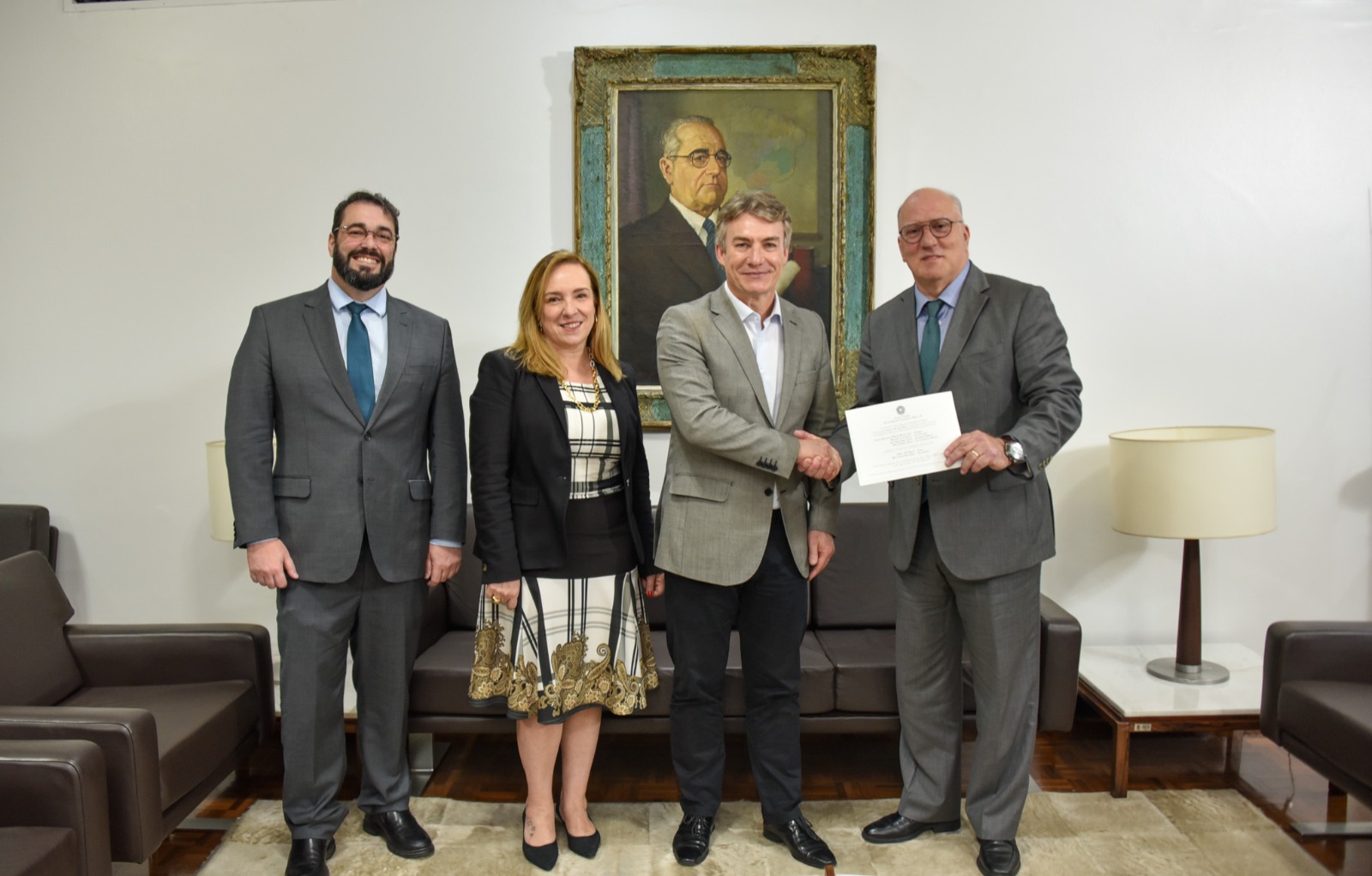 Foto entrega de convite.jfif