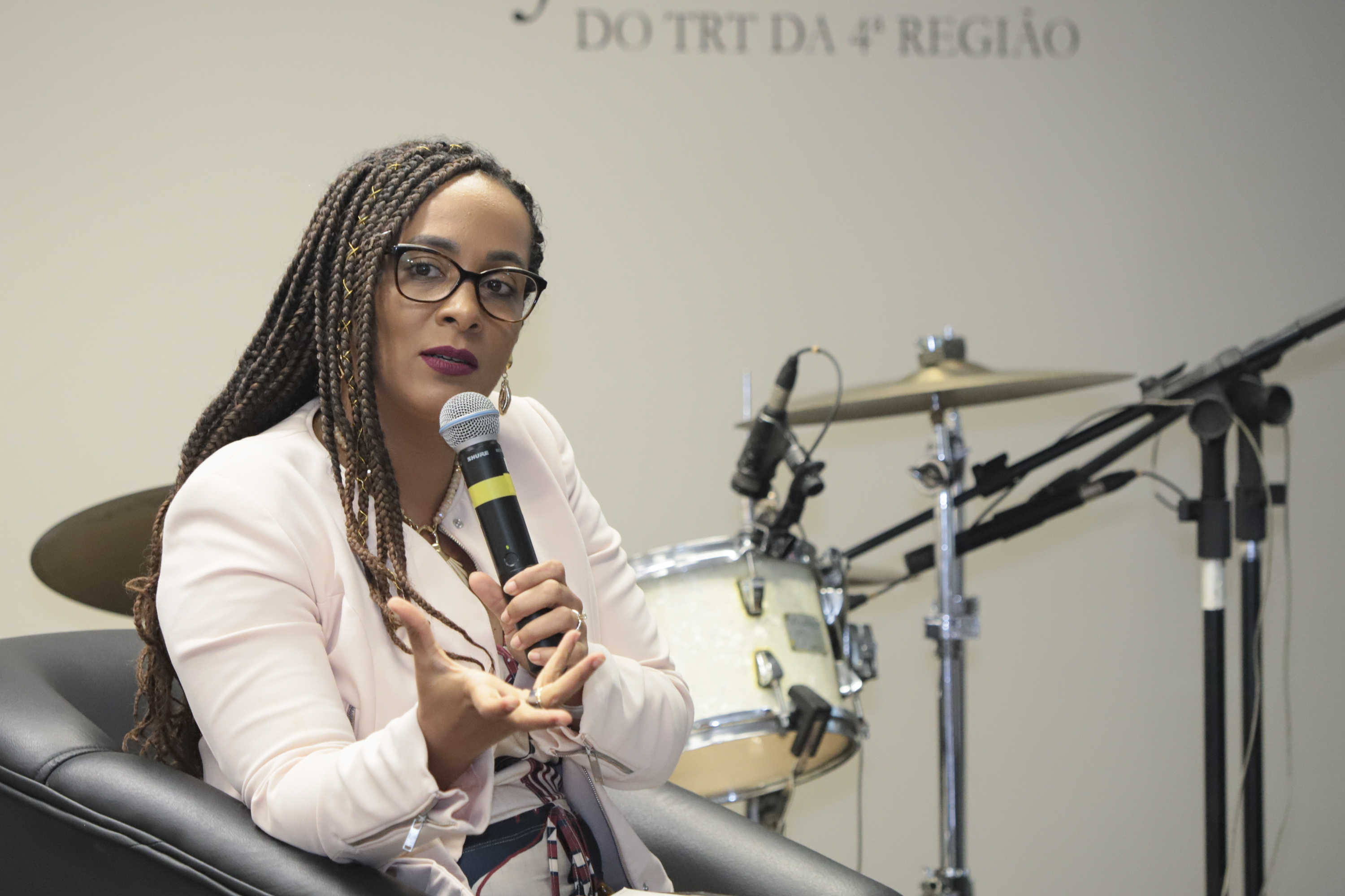 Foto da promotora de Justiça do Ministério Público da Bahia Lívia Sant'Anna Vaz palestrando.