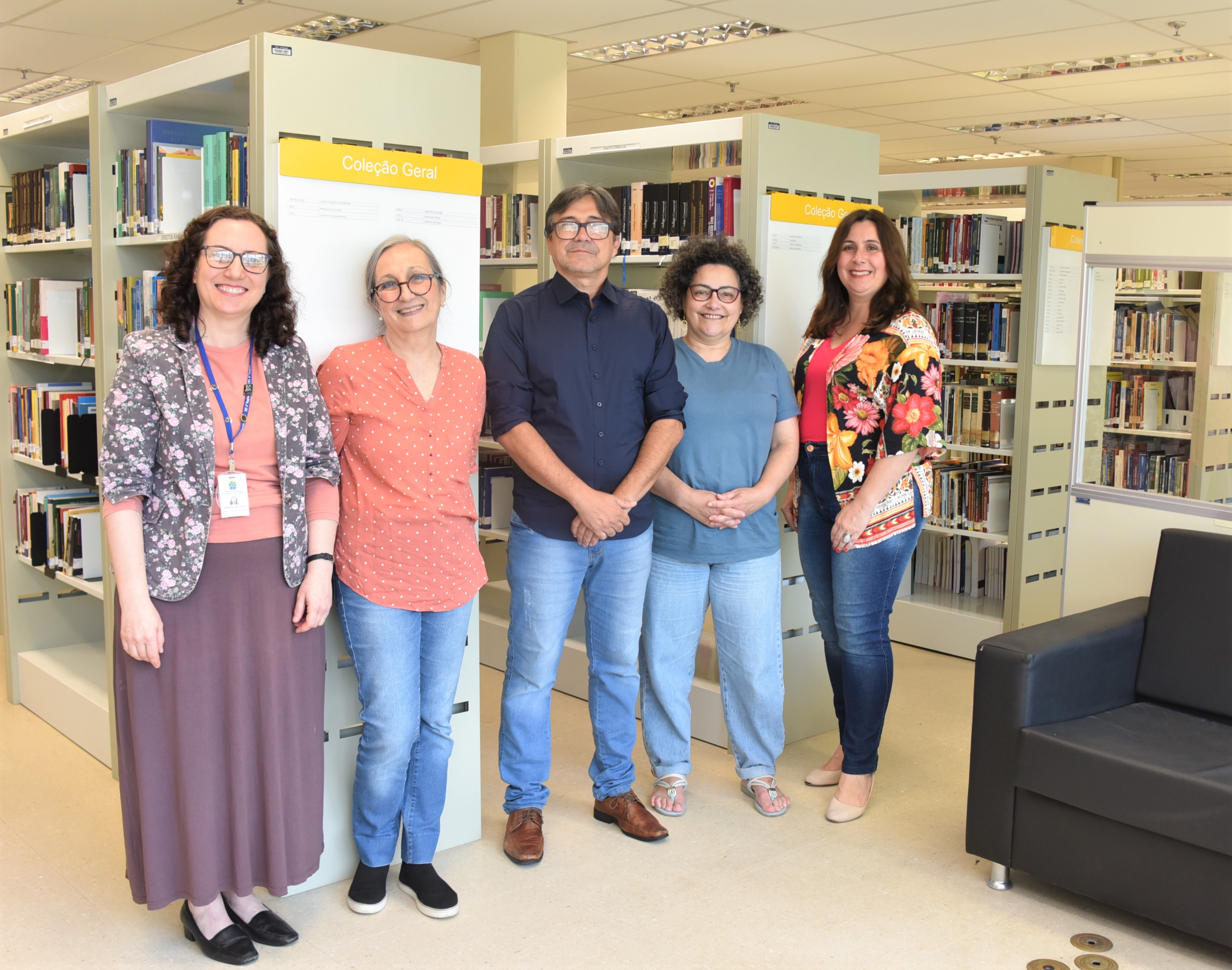 Equipe da Biblioteca do TRT-4 recebe Sérgio