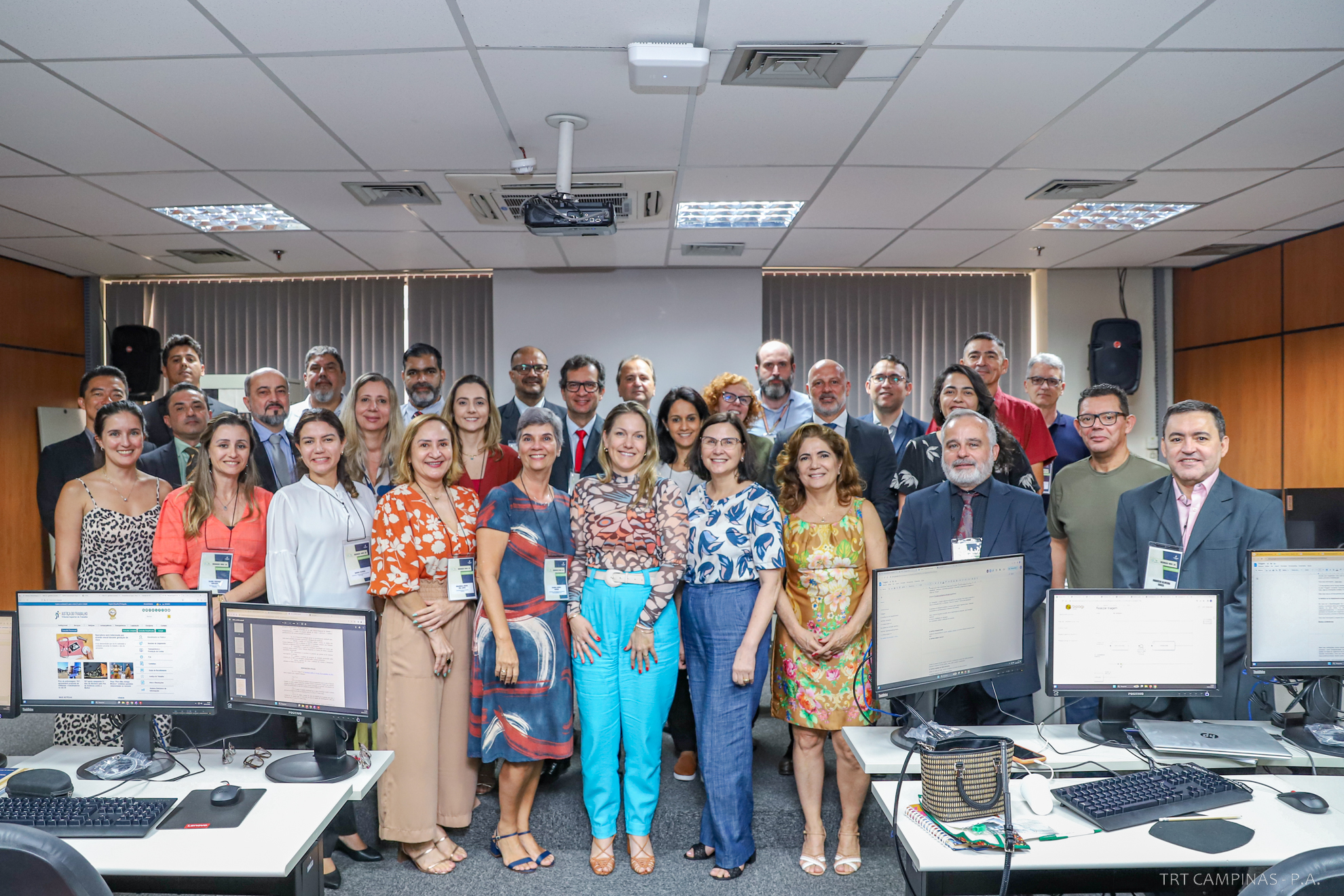 Foto posada dos integrantes do Grupo de Trabalho