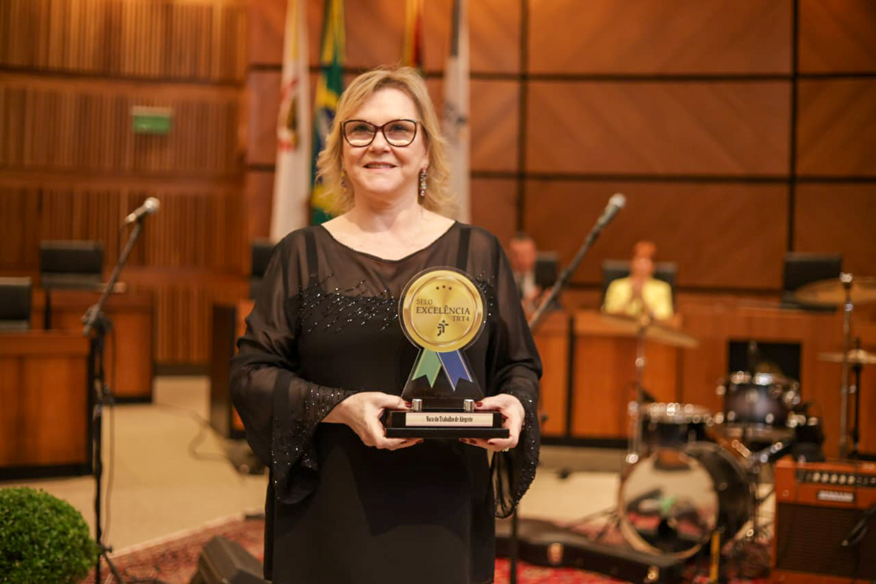 Corregedora Laís Nicotti, com um troféu na mão