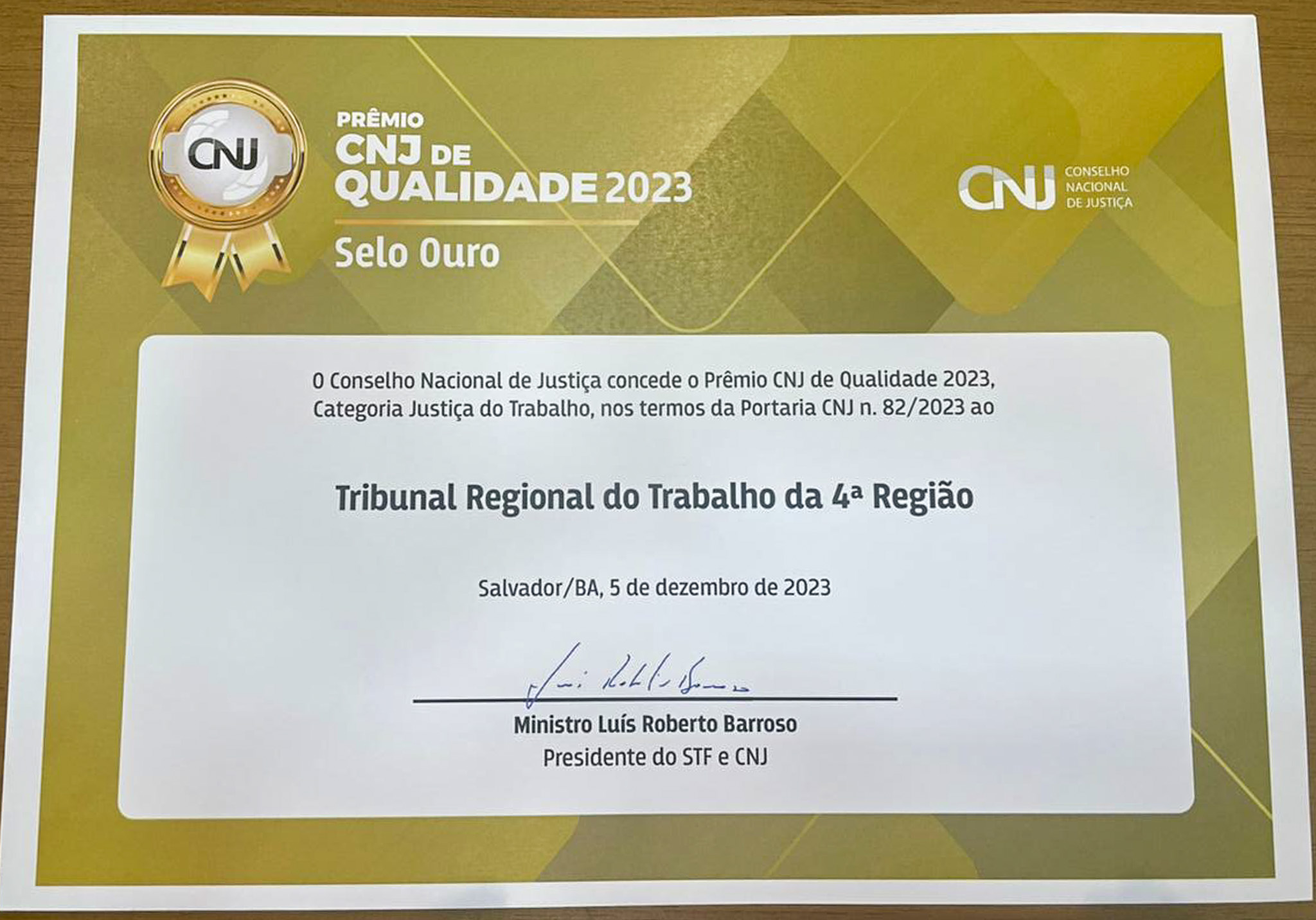 Foto certificado prêmio selo ouro CNJ.jpg