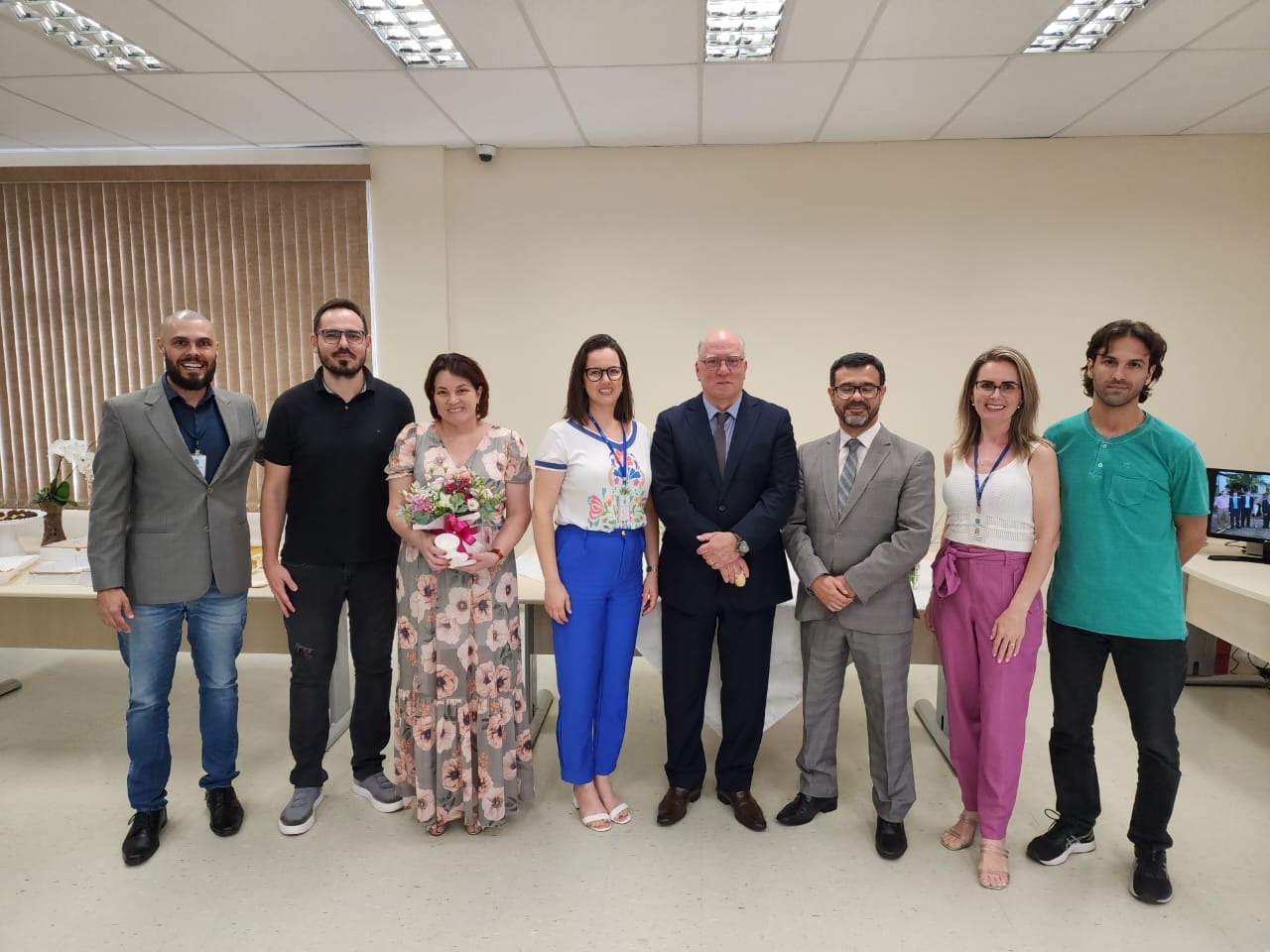 Foto do Presidente com a equipe da 2ª VT: da esquerda para a direita: Diretor FRANCISCO JOSE DORNELES DE MORAIS NUNES, servidor  VINICIUS TORBITZ PALMEIRO, Servidora APOSENTADA E PRIMEIRA DIRETORA JANETE TERESINHA SULZBACH HENZ, servidora  JOICE OLIVEIRA PACHECO, Presidente, Juiz da 2ª VT Clocemar Lemes Silva, servidora CRISTINA WEIZENMANN e servidor VIKTOR MELLO GOULART