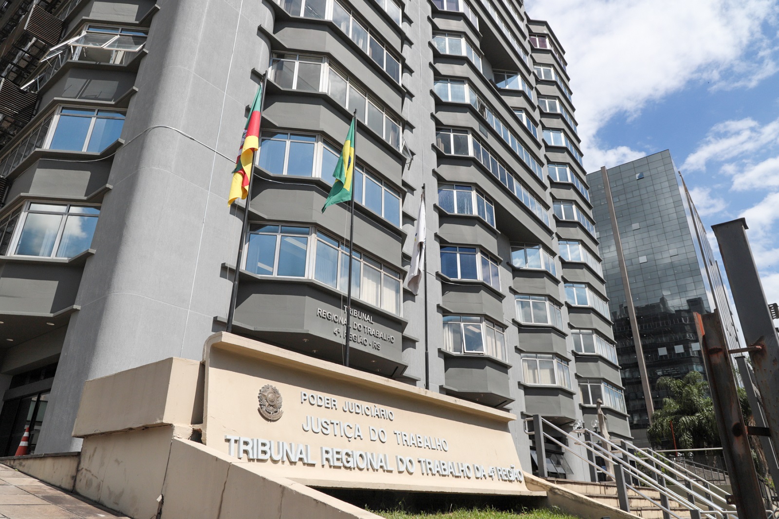 Fachada do Prédio-Sede do TRT-4 em Porto Alegre.