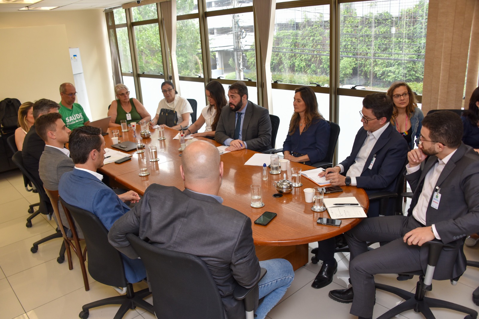 Foto mesa de negociação.