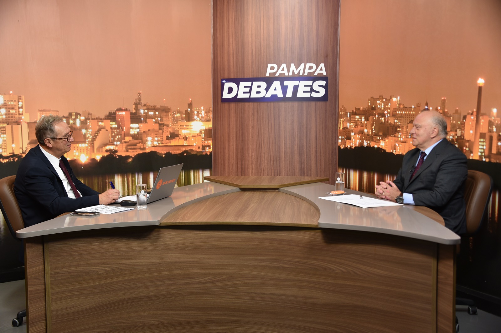 Foto tirada durante a entrevista, no estúdio do programa, mostrando, na bancada, o desembargador Martins Costa e o jornalista Paulo Sérgio Pinto.