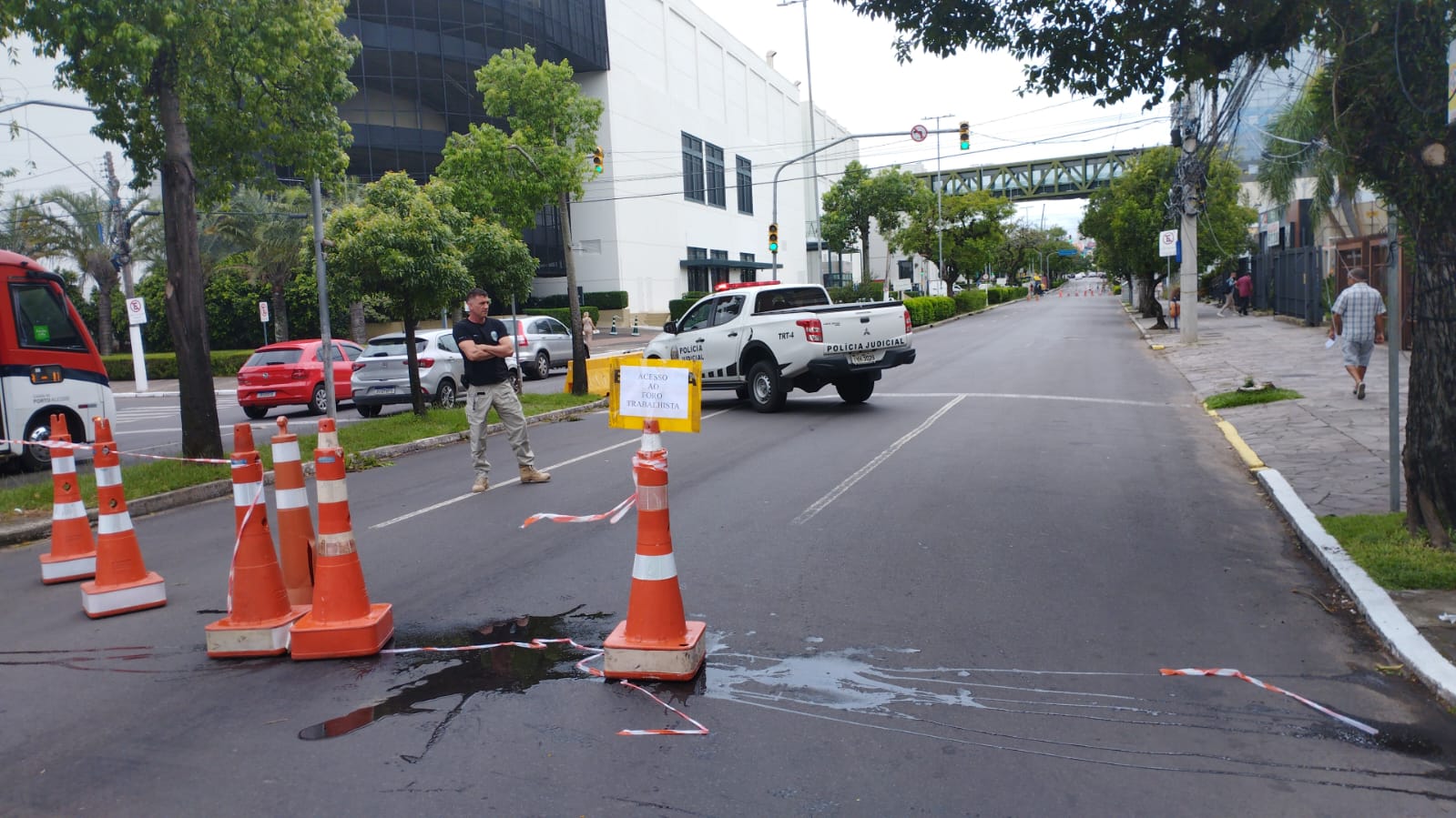 Foto do bloqueio na avenida Praia de Belas