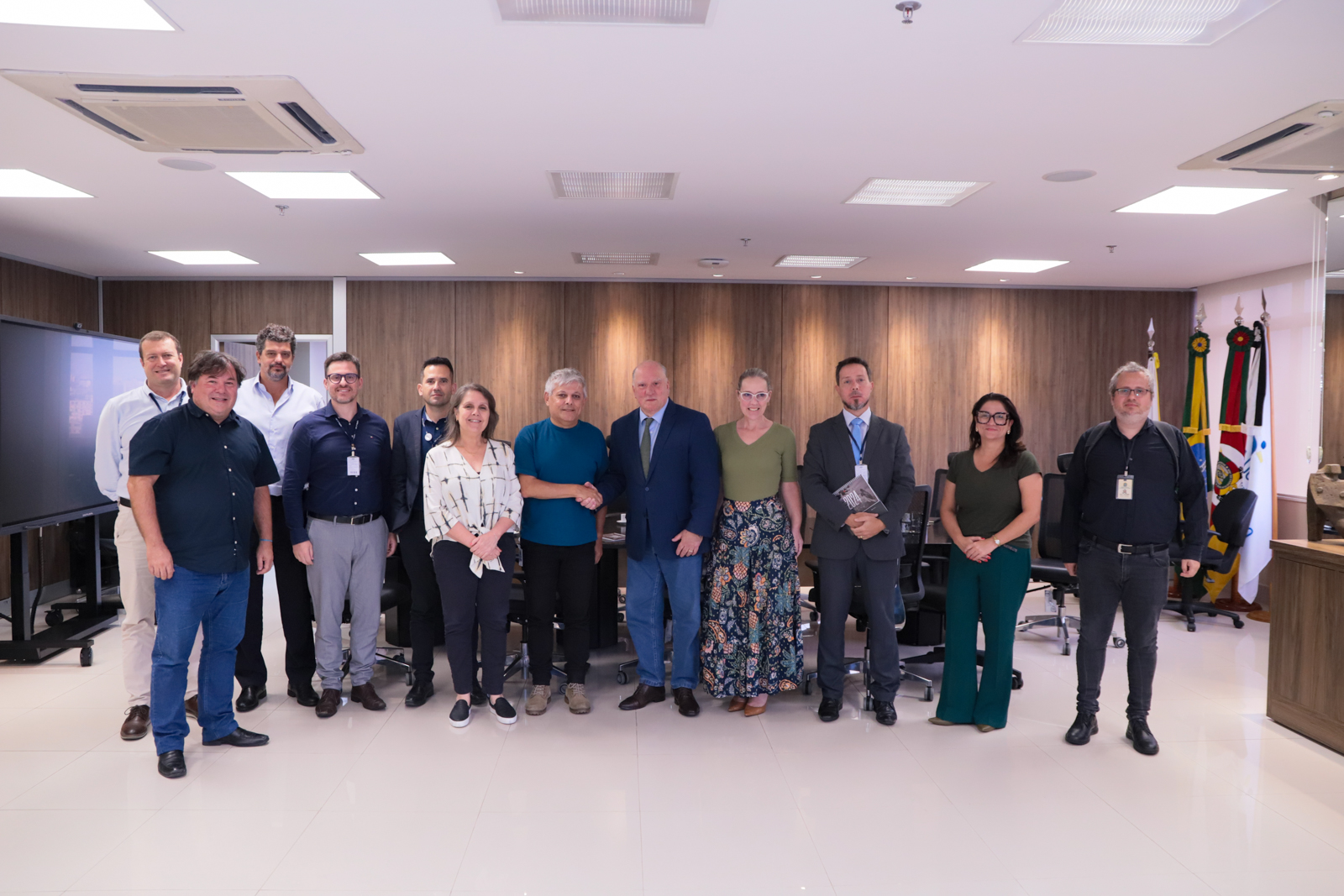 Foto posada dos participantes da reunião, em pé