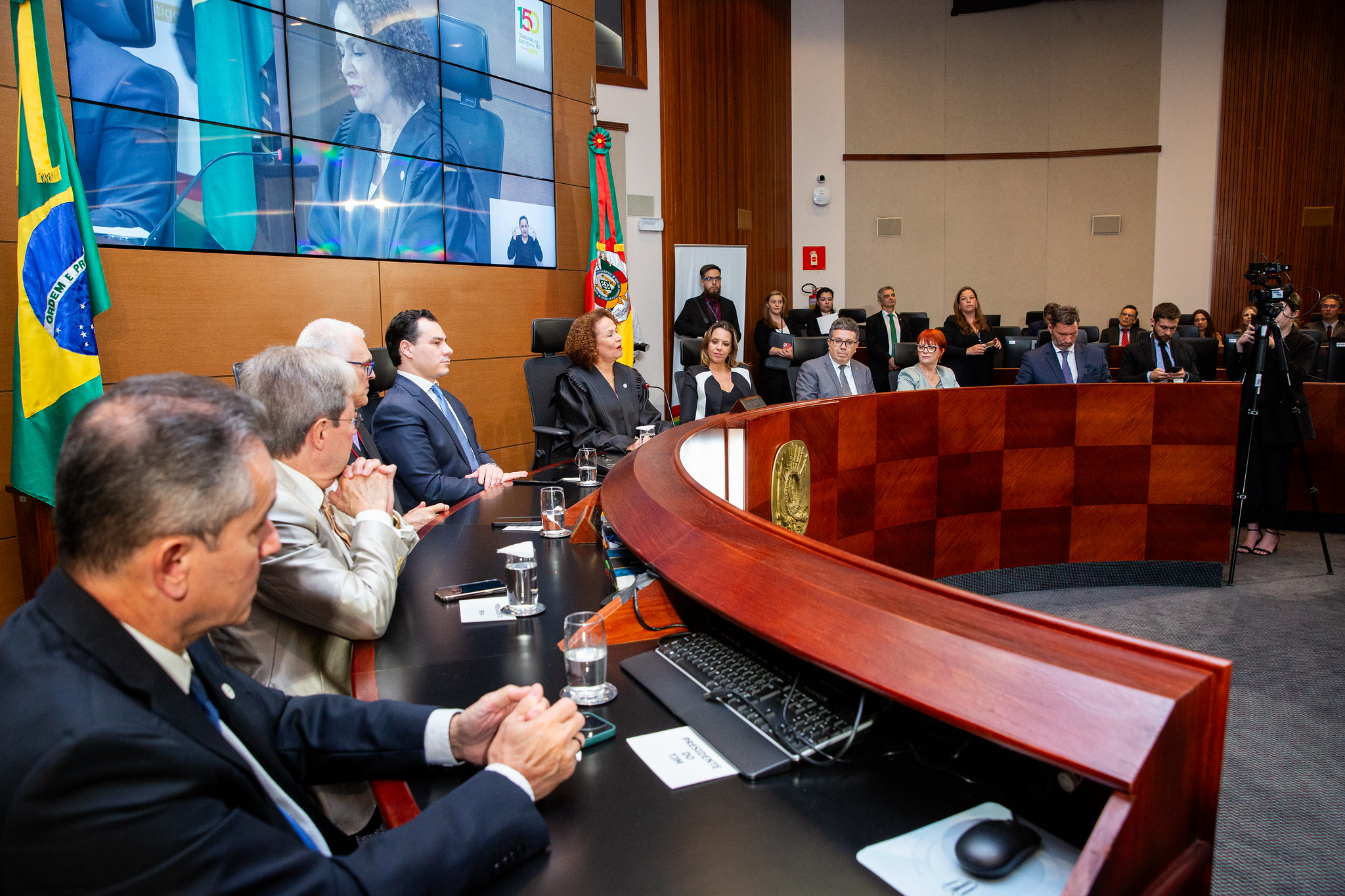 Autoridades que participaram da abertura oficial do evento. São homens e mulheres sentados lado a lado, com a presidente do TJ no meio da mesa.