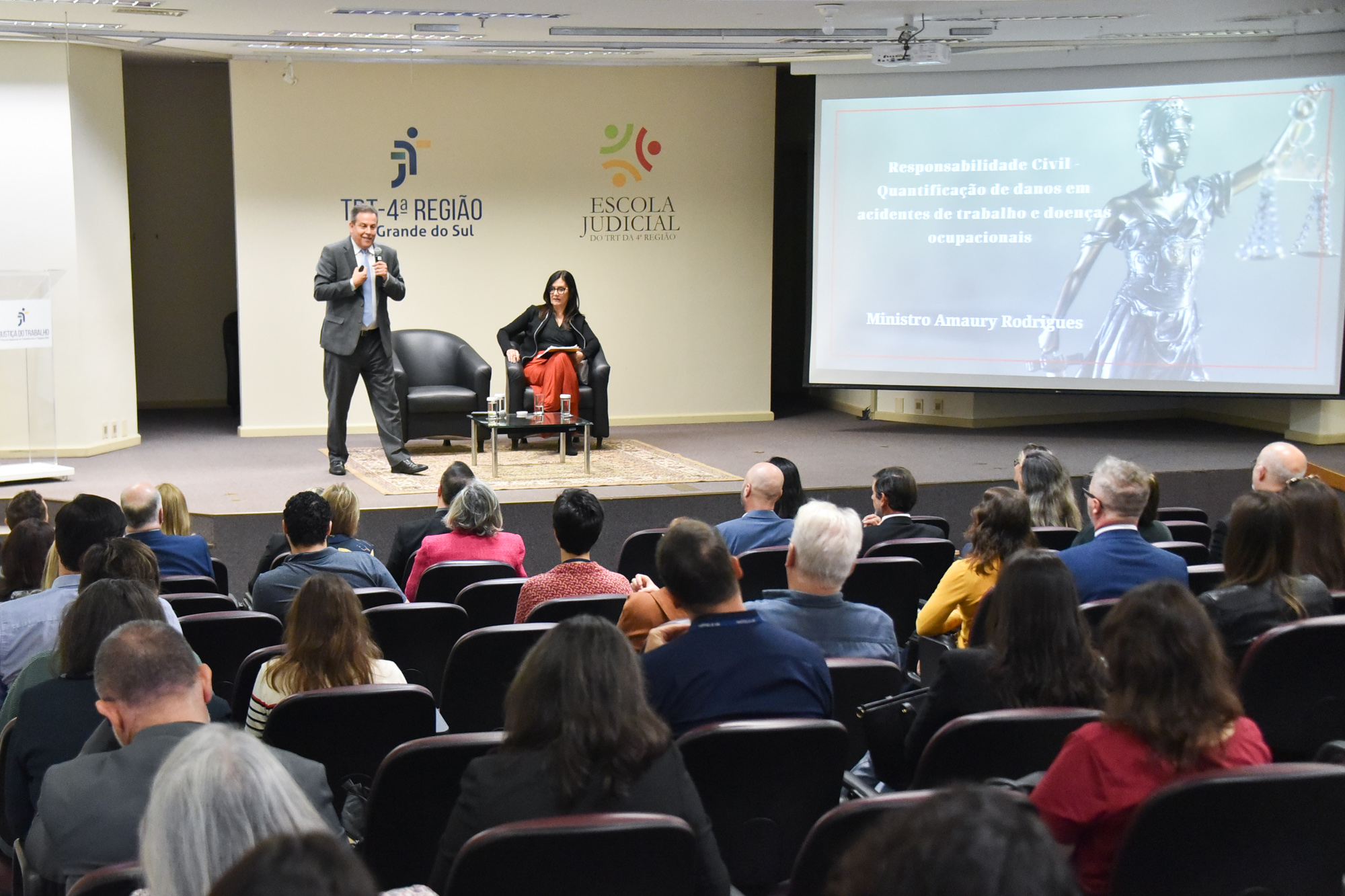 Foto da palestra do ministro Amaury Rodrigues Pinto Junior, em maio de 2023