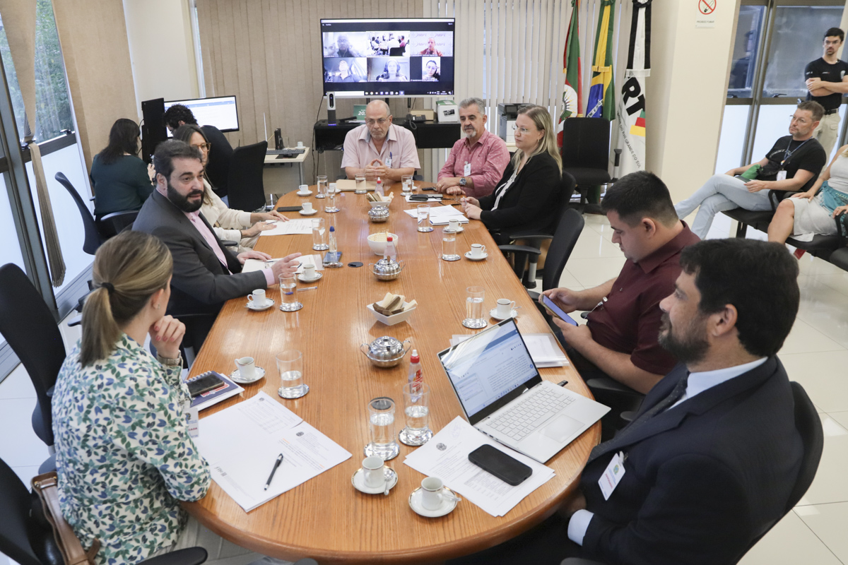 Participantes na mesa de negociação