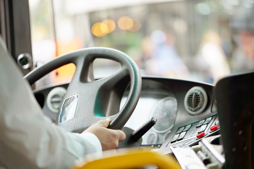 Foto se uma pessoa dirigindo um ônibus