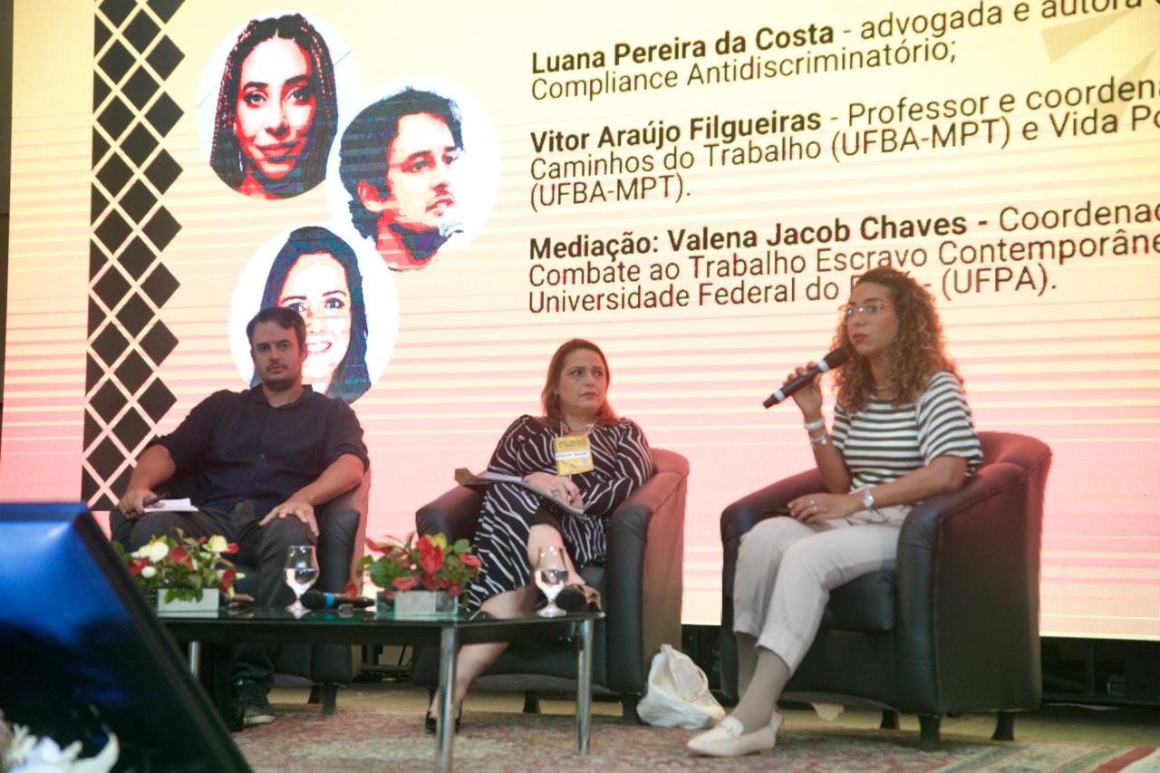 Participantes do painel na mesa oficial do evento