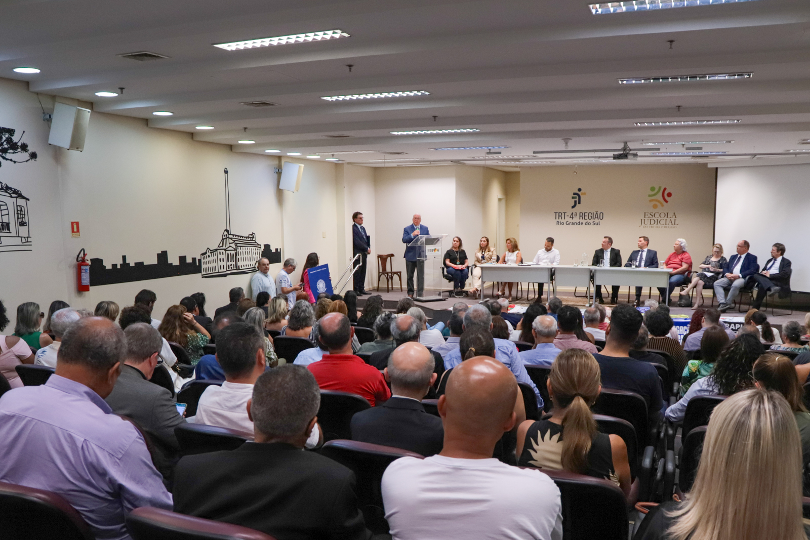 Foto em ângulo aberto do auditório