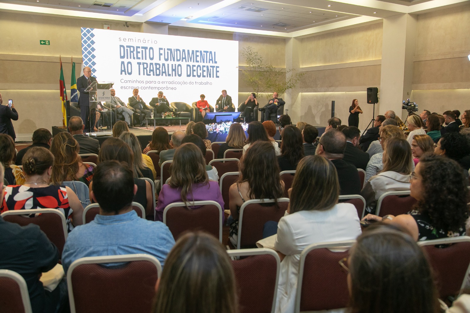 Foto da mesa de abertura do seminário