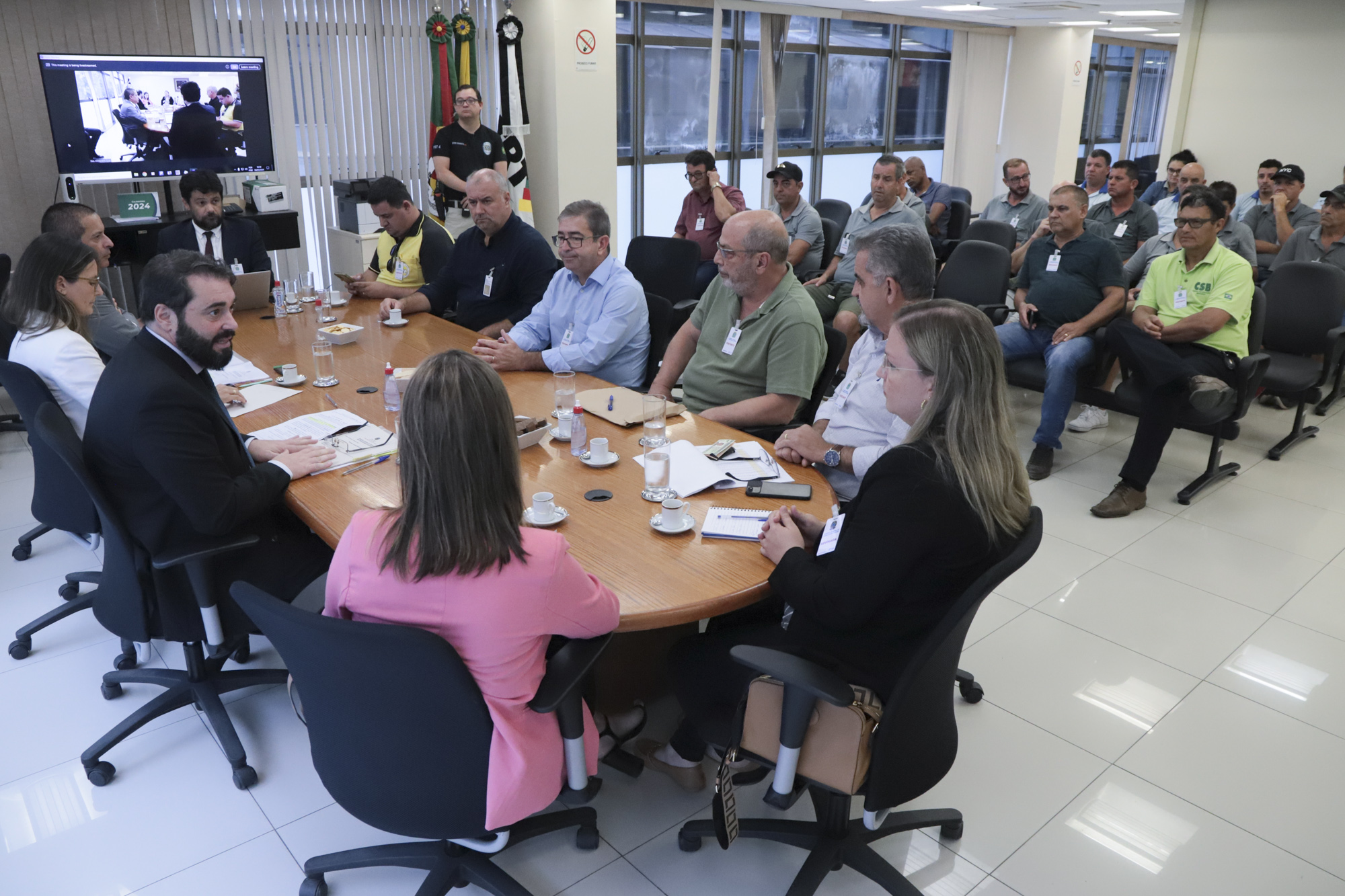 Participantes na mesa de negociações do TRT-4