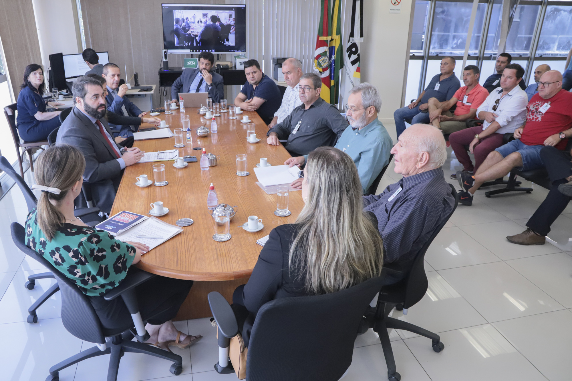 Participantes na mesa de negociação