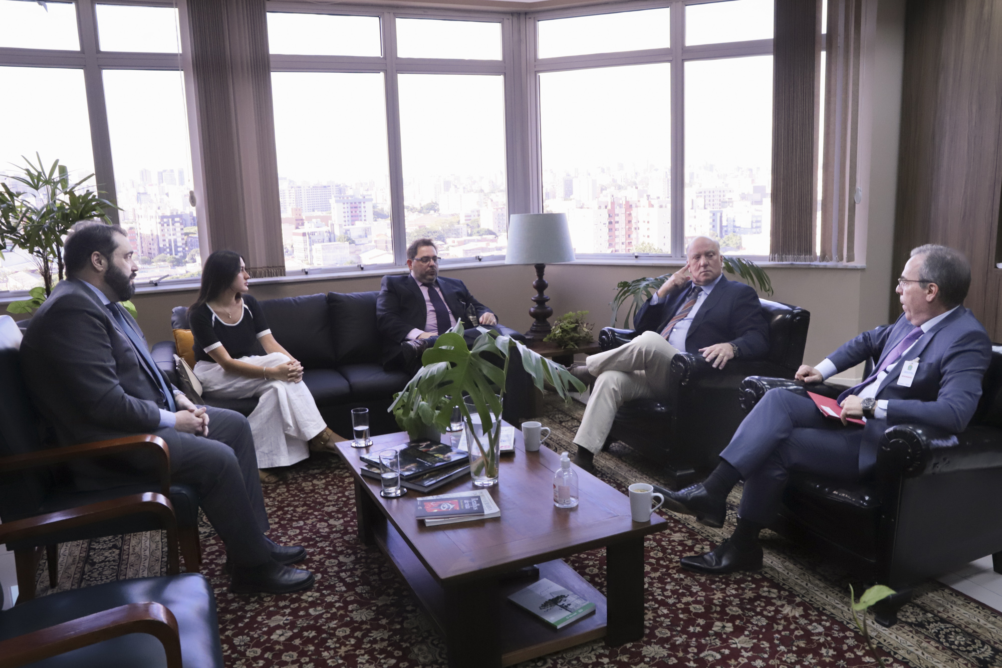 participantes da reunião sentados no gabinete da Presidência conversando