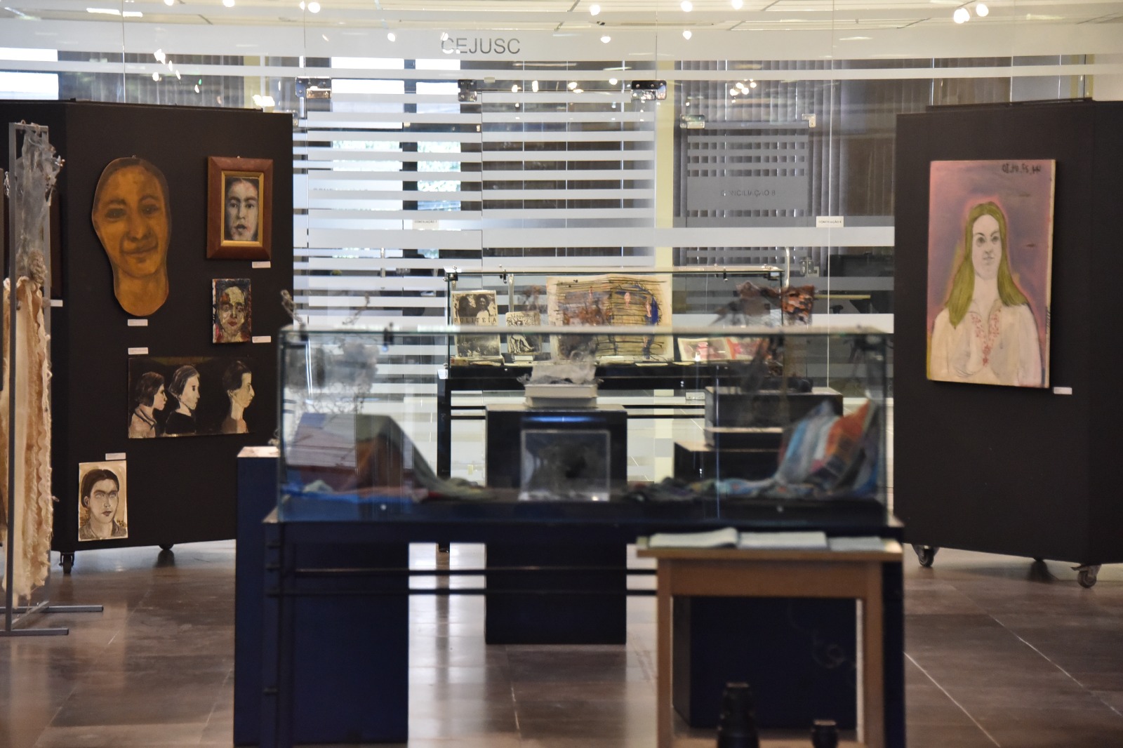 Foto em zoom do saguão, exibindo todas obras expostas