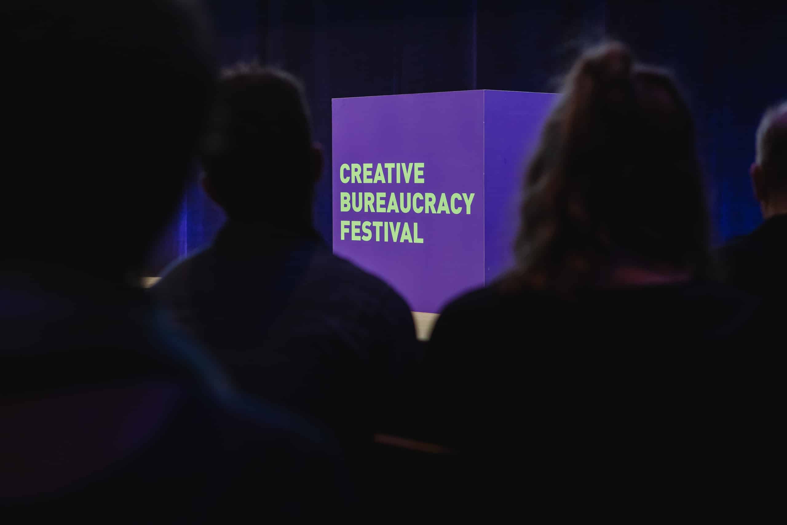 Foto de edição passada do festival, mostrando público e palco