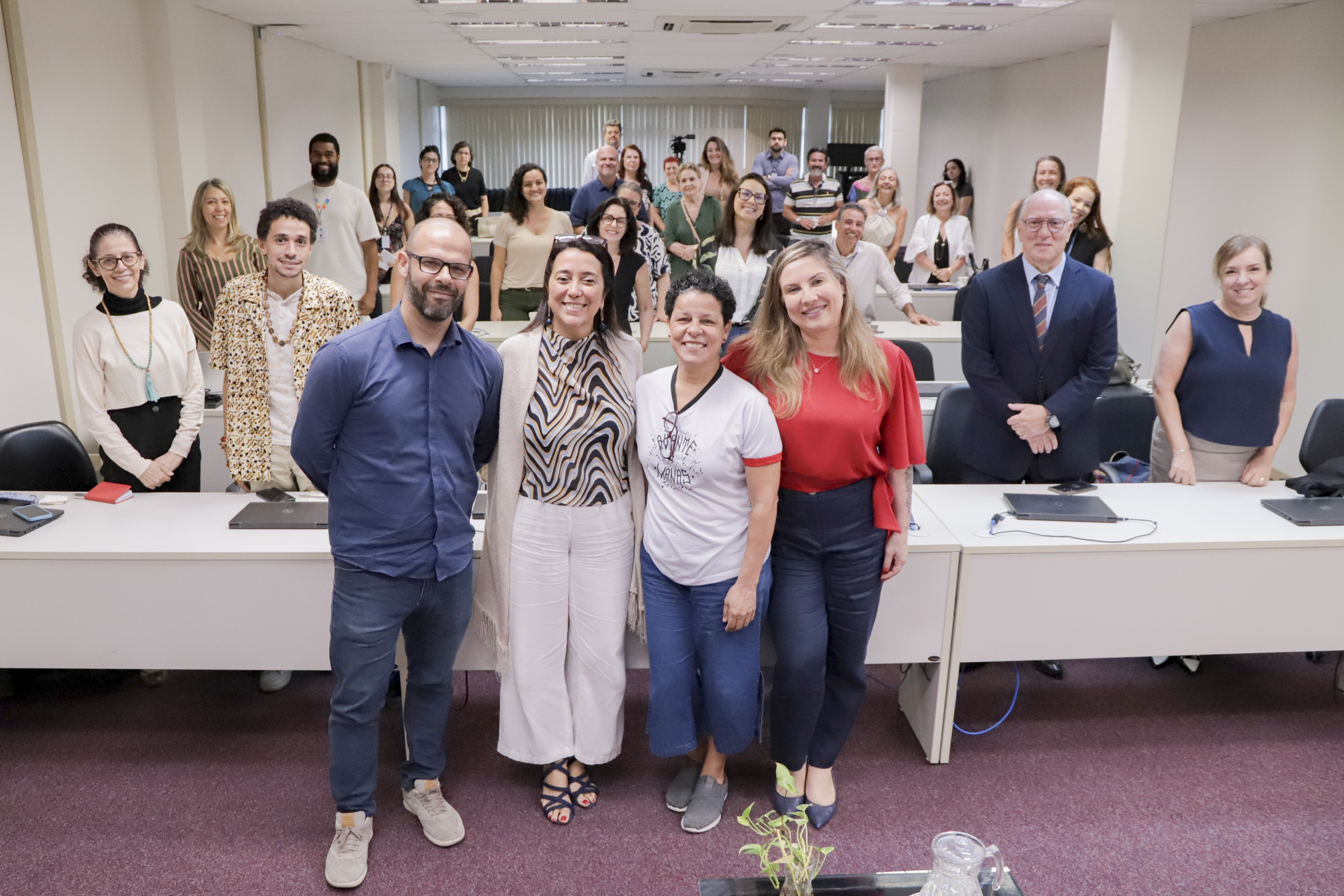 foto posada da escritora com os mediadores e o público ao fundo