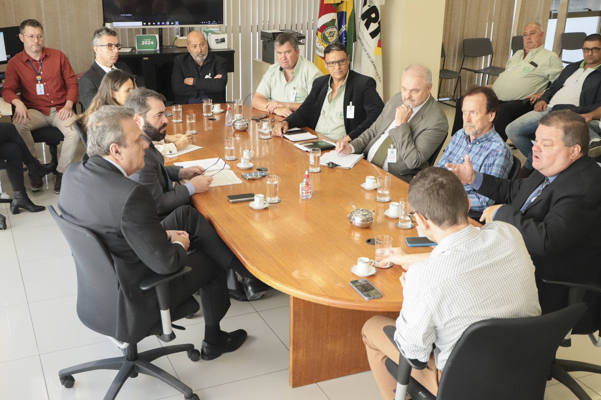 Participantes na mesa de mediação