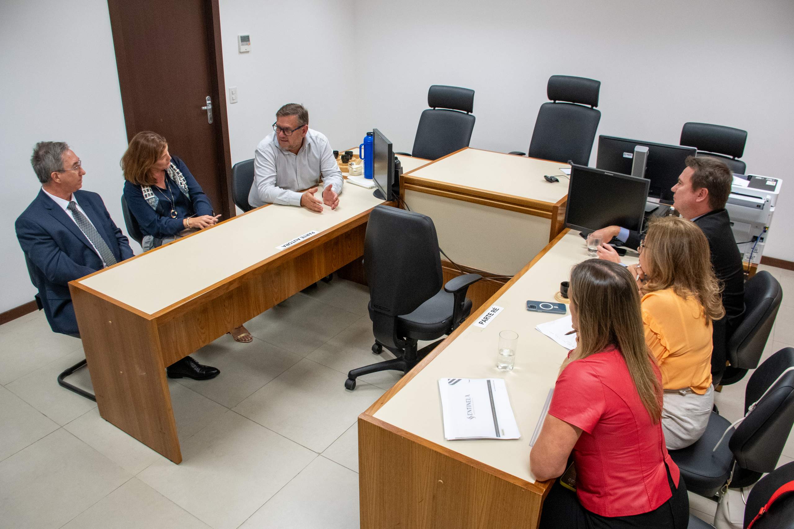 Reunião ocorreu na sala de audiências da Vara Regional Empresarial 