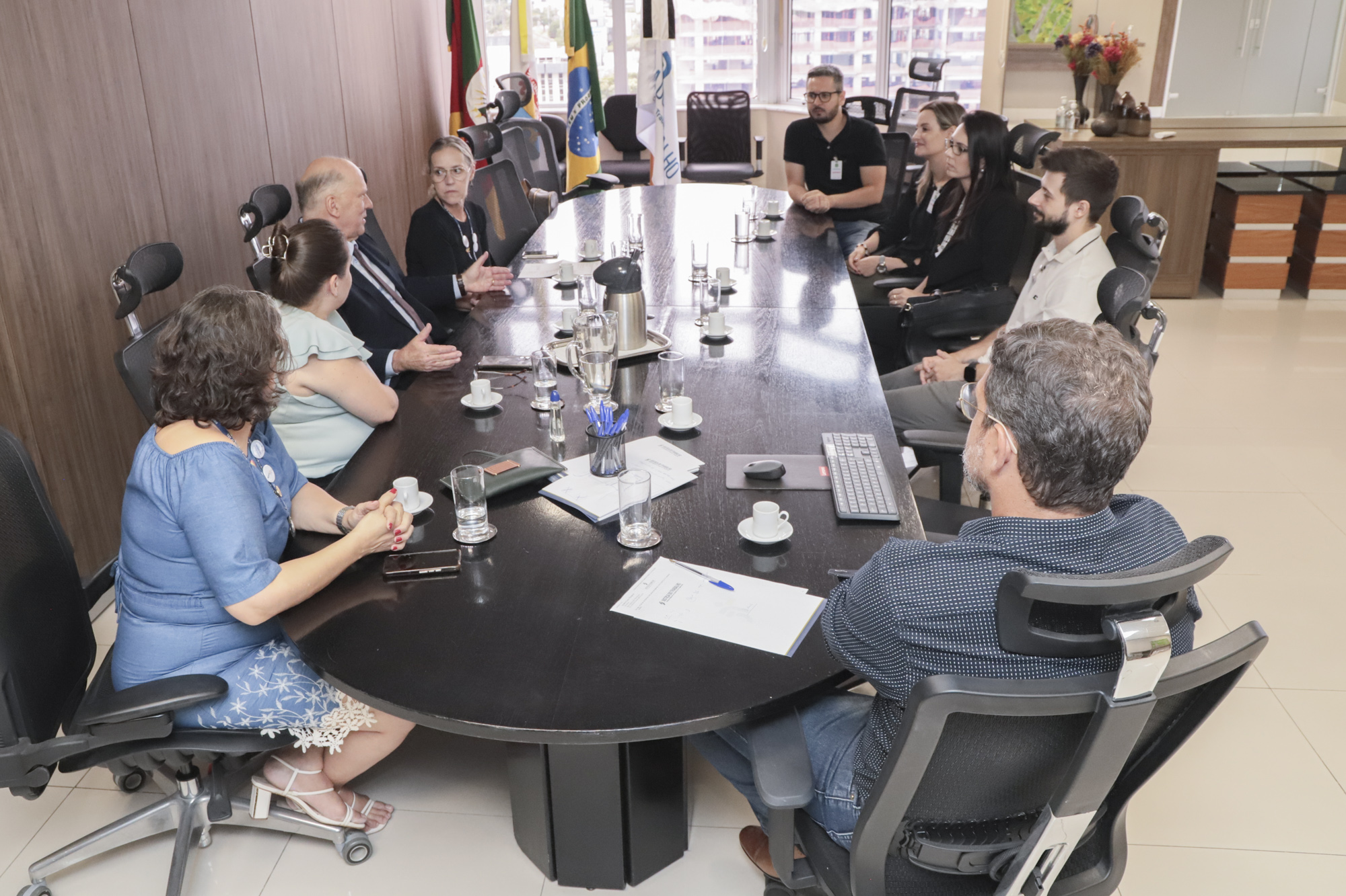 participantes na reunião na mesa do Salão Nobre da Presidência 