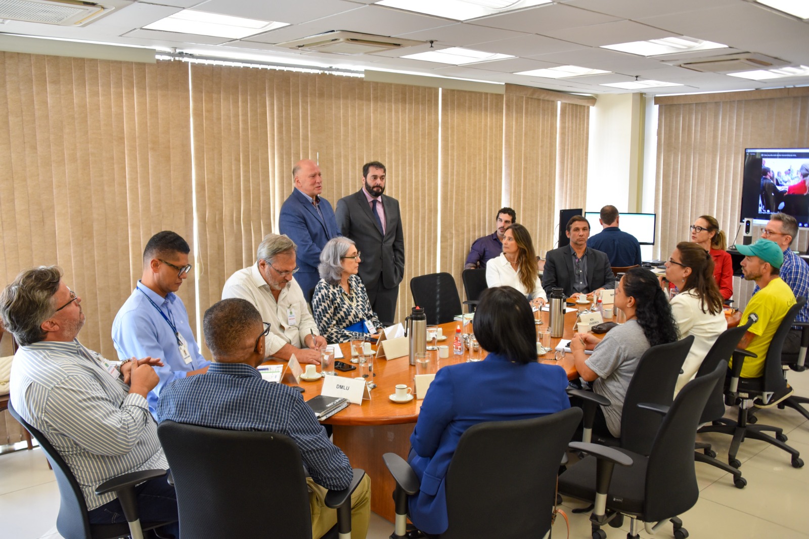 Foto presidente e vice lado a lado em pé na mesa de negociação.jfif