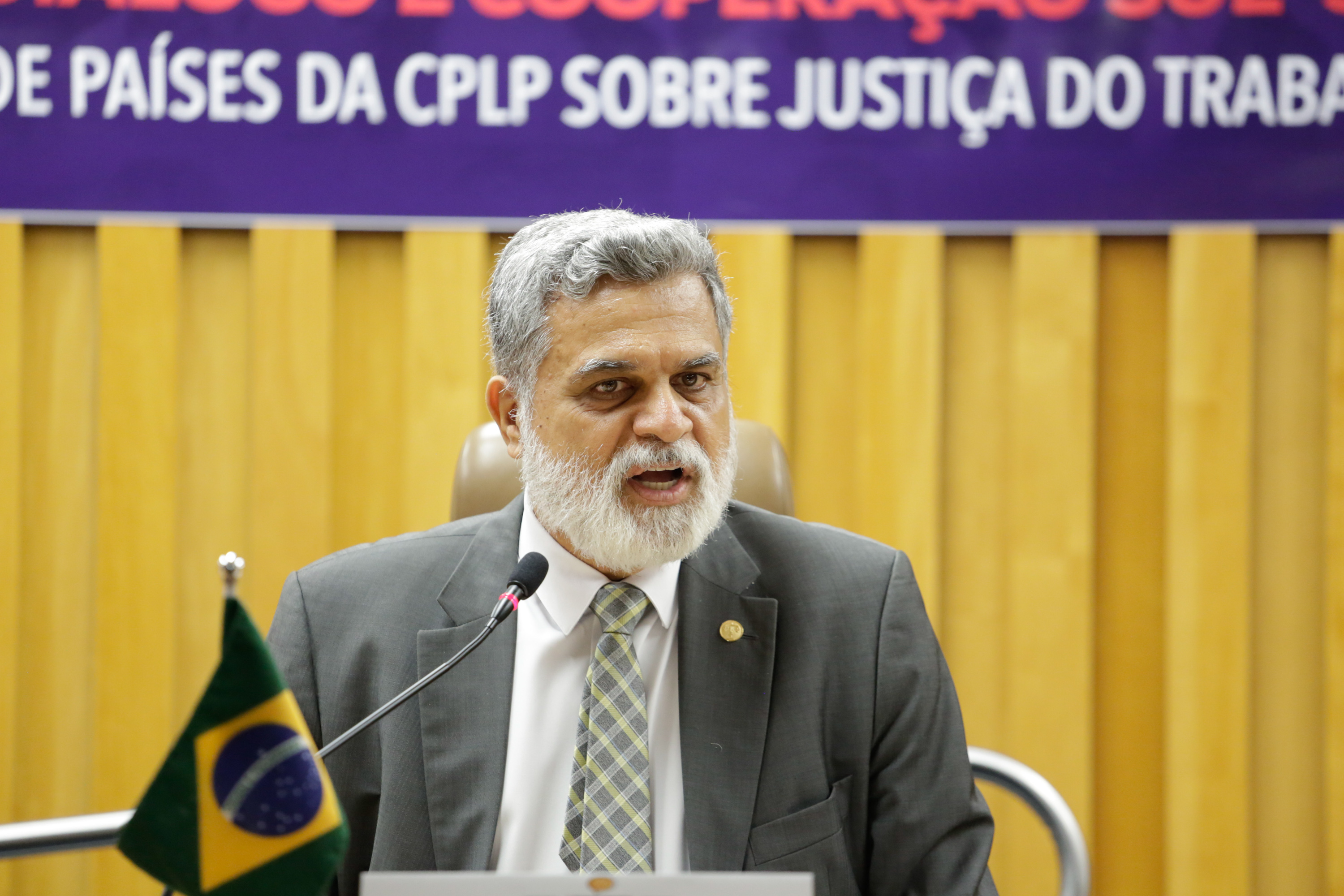 Ministro Lelio falando em evento institucional