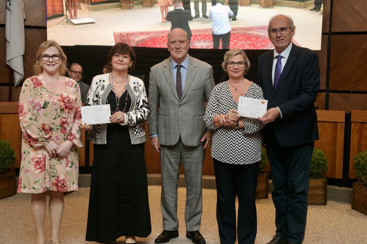 foto da entrega da homenagem à desembargadora Carmen Gonzalez e desembargador Marçal Figueiredo.