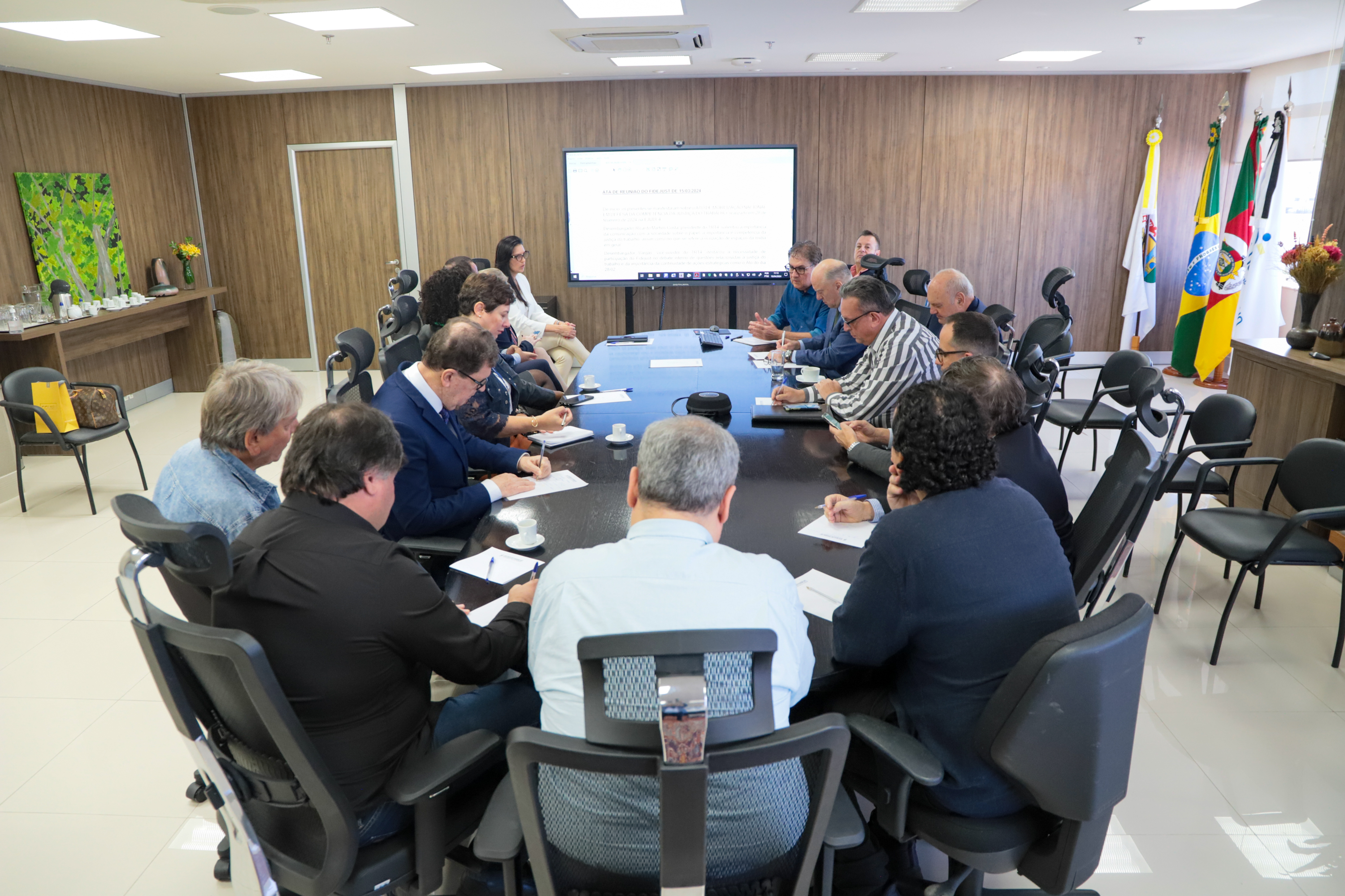 Foto da reunião, mostrando os participantes à mesa