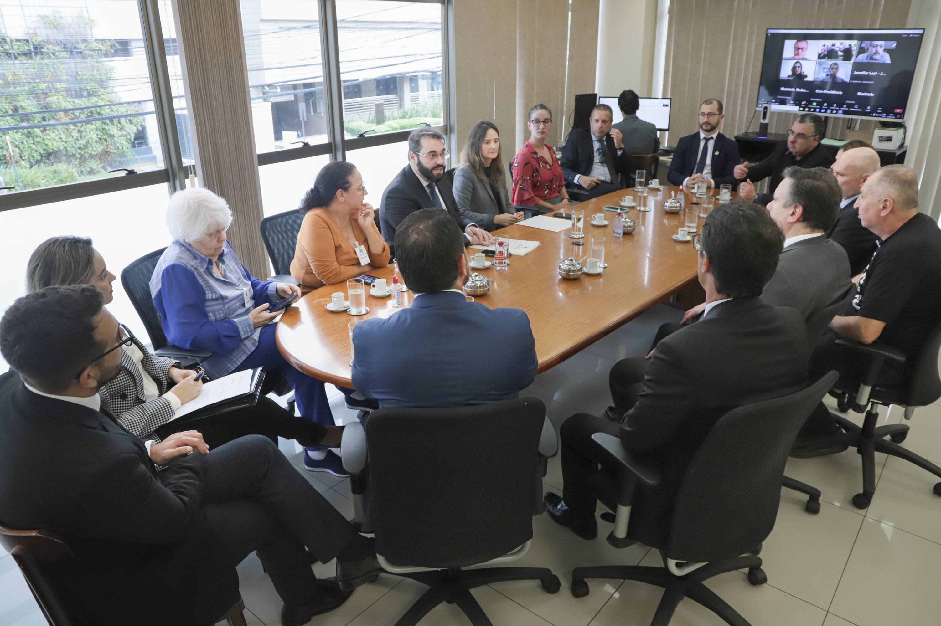 Participantes na mesa de negociação, na sede do TRT-4