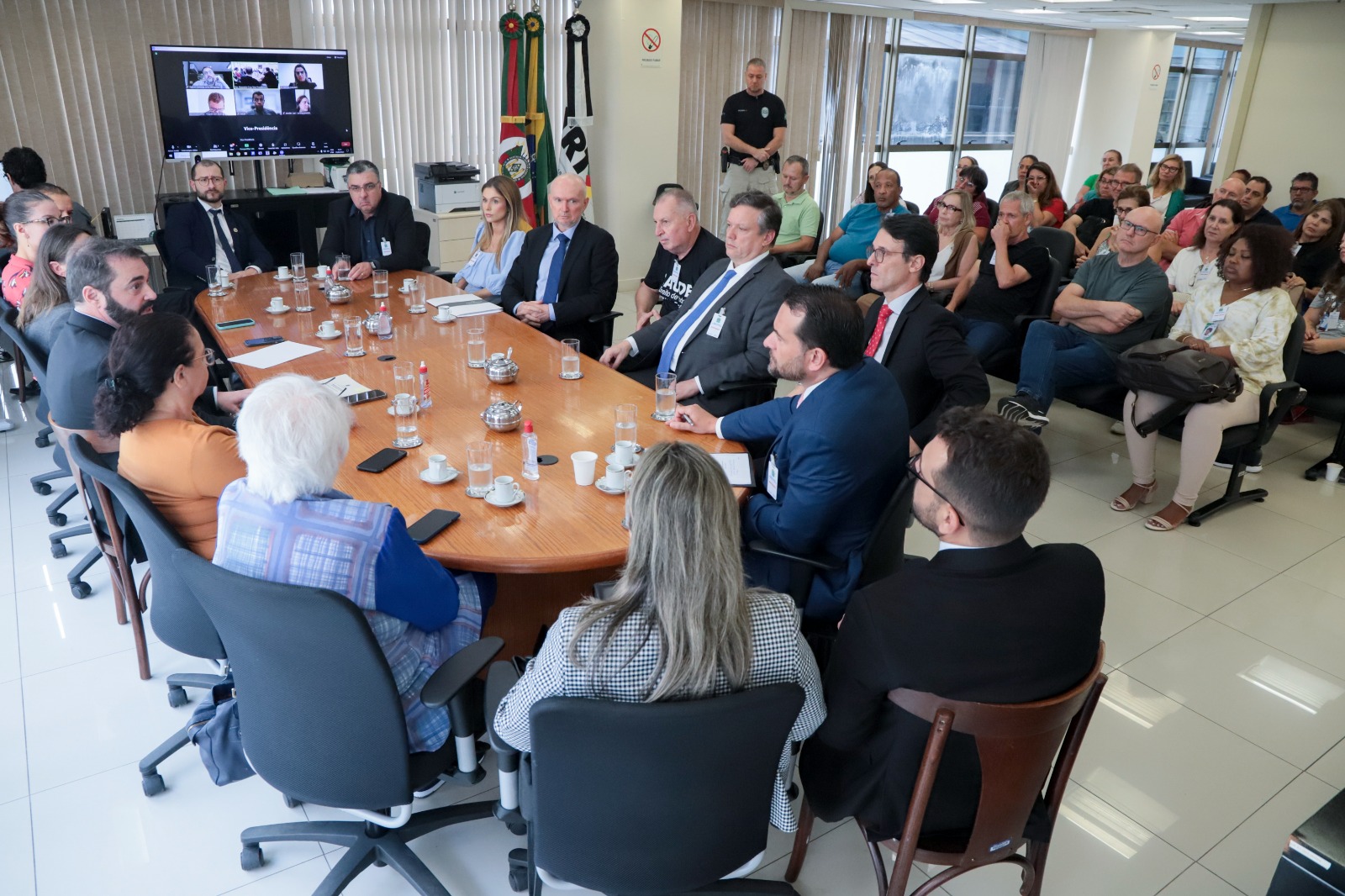 Participantes na mesa de negociação, na sede do TRT-4