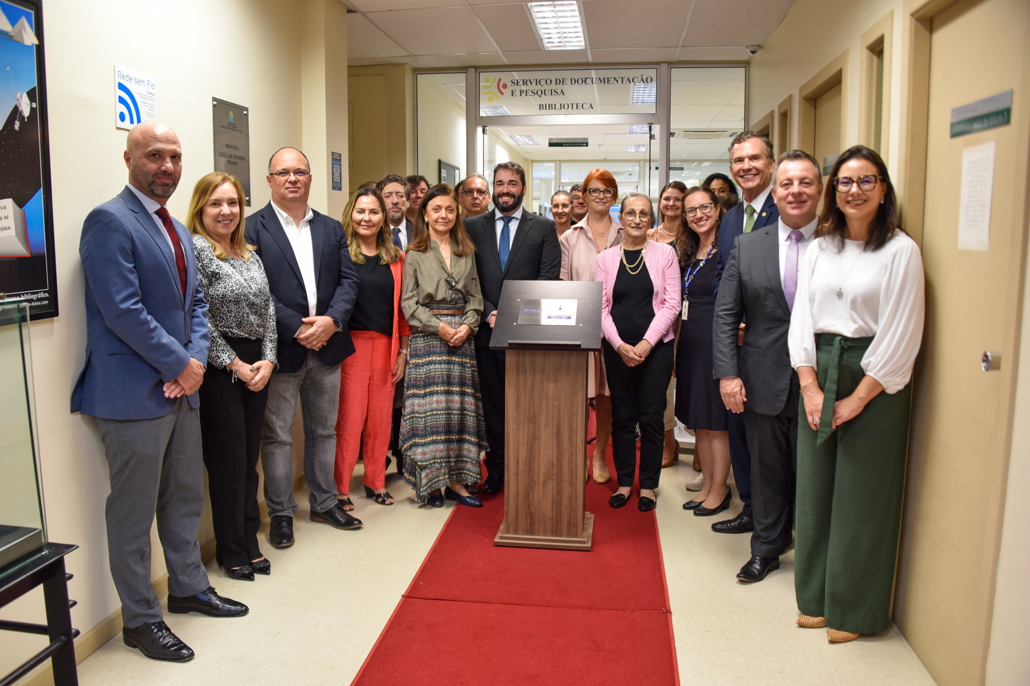 Participantes do evento, junto à placa recém-descerrada