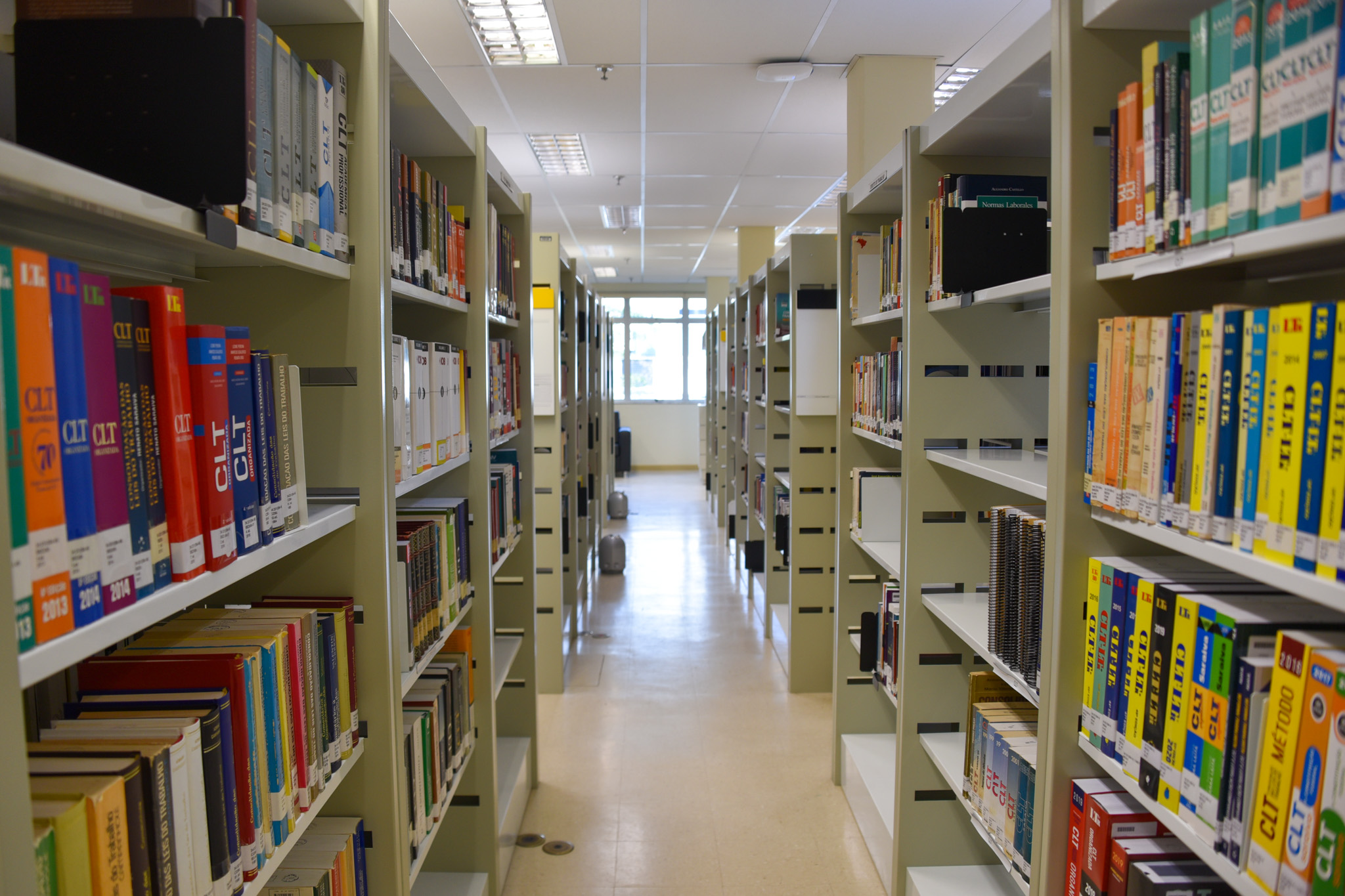 Estantes da Biblioteca