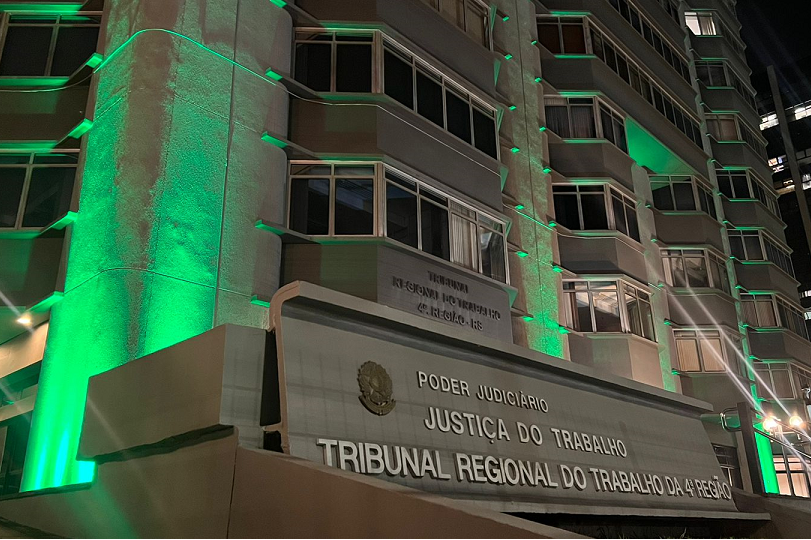 Fachada do TRT-4, iluminada de verde