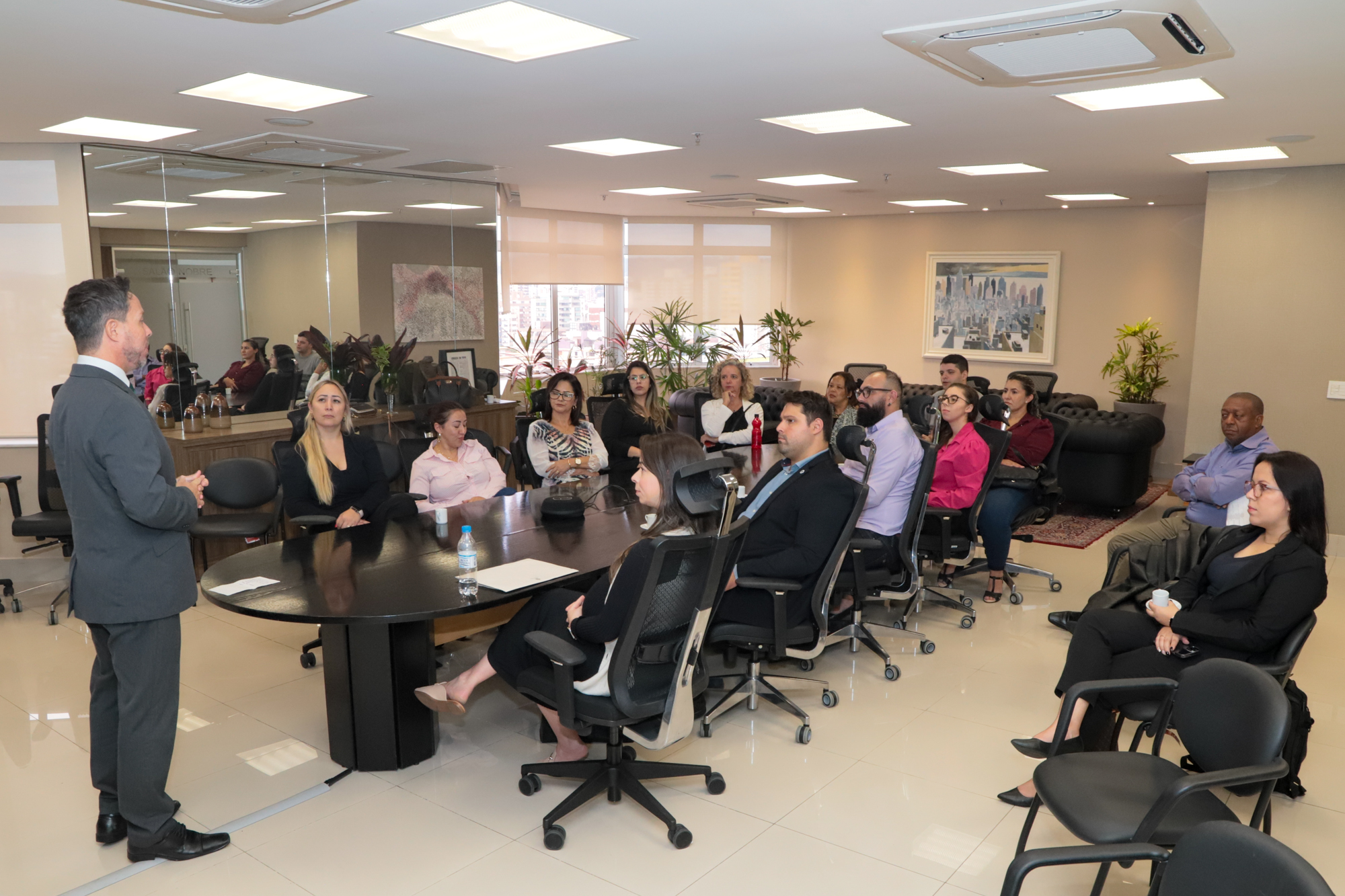 Foto da visita dos estudantes no Salão Nobre