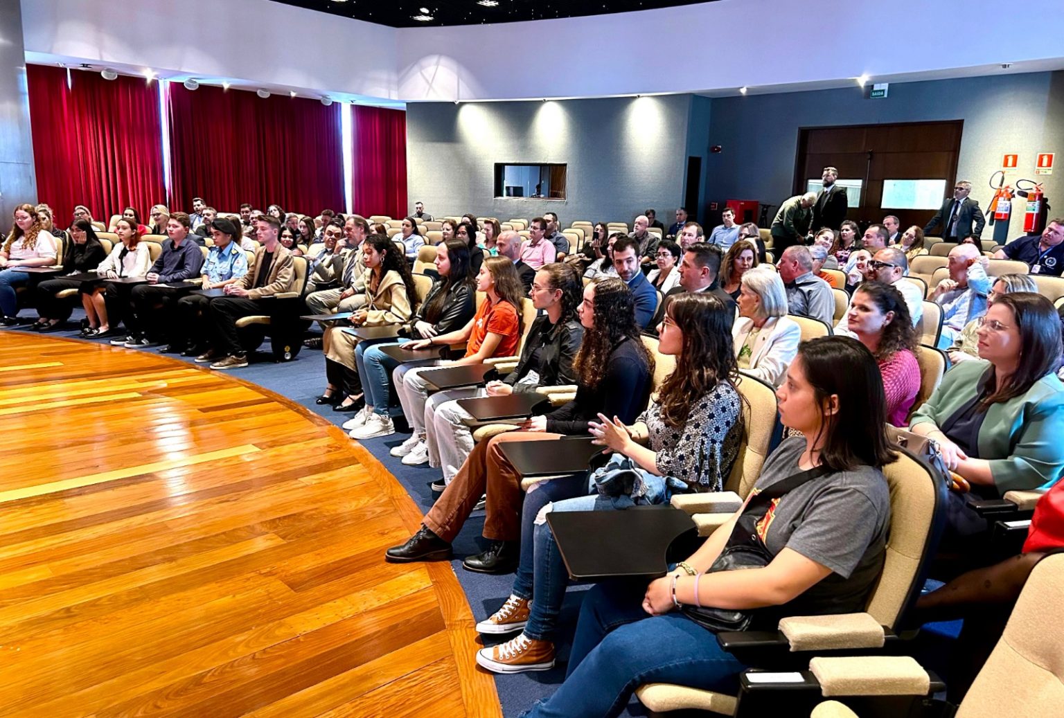 Foto do evento na Ajuris, mostrando o público no auditório