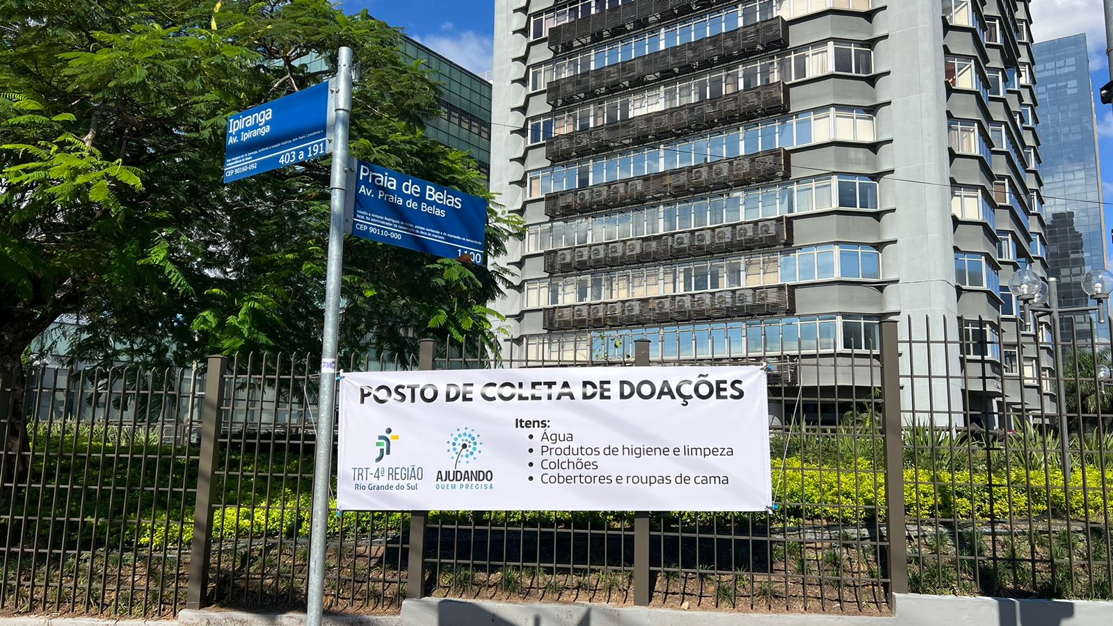 Foto da esquina da Ipiranga com Praia de Belas, mostrando a faixa do posto de arrecadação, na grade do prédio-sede