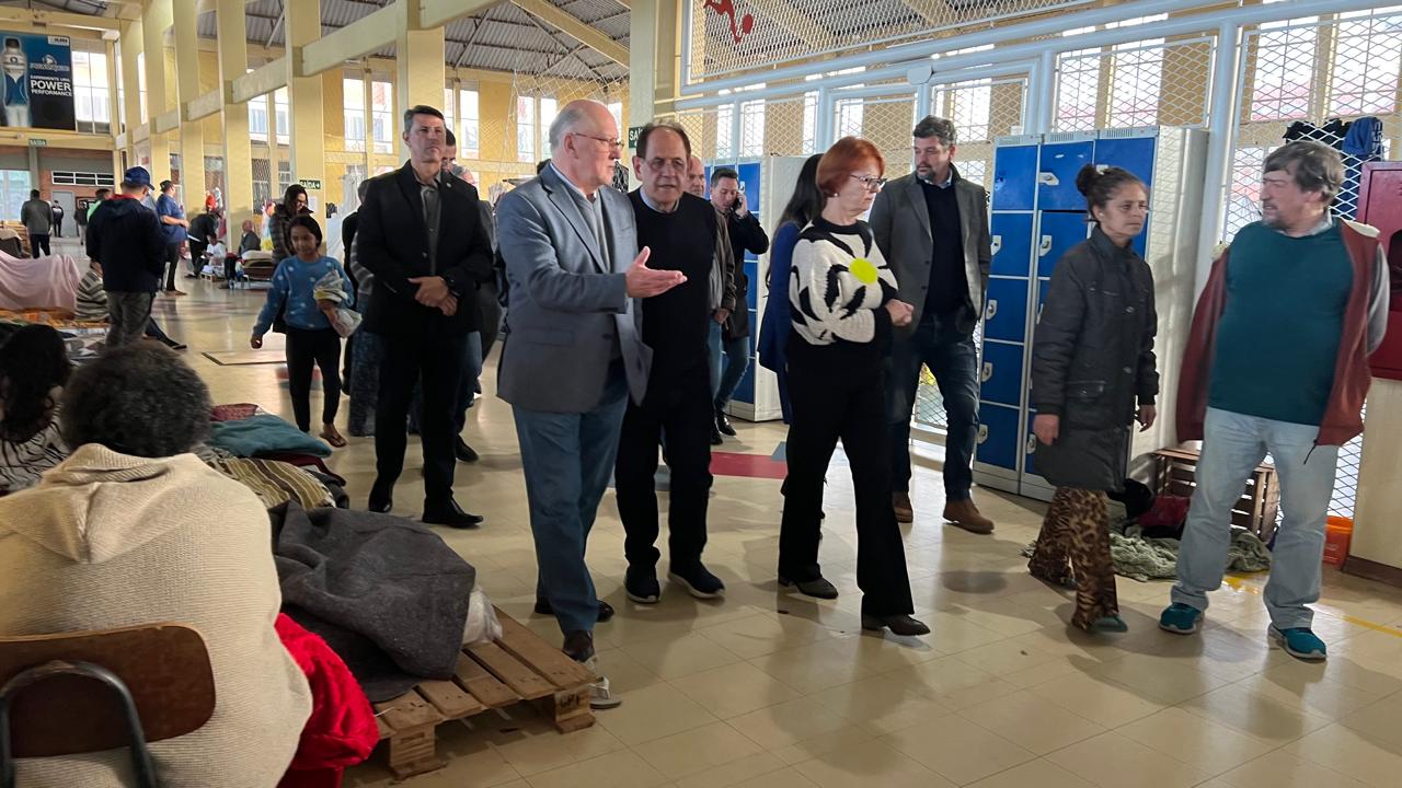 Foto presidente conversando com abrigados.jpg