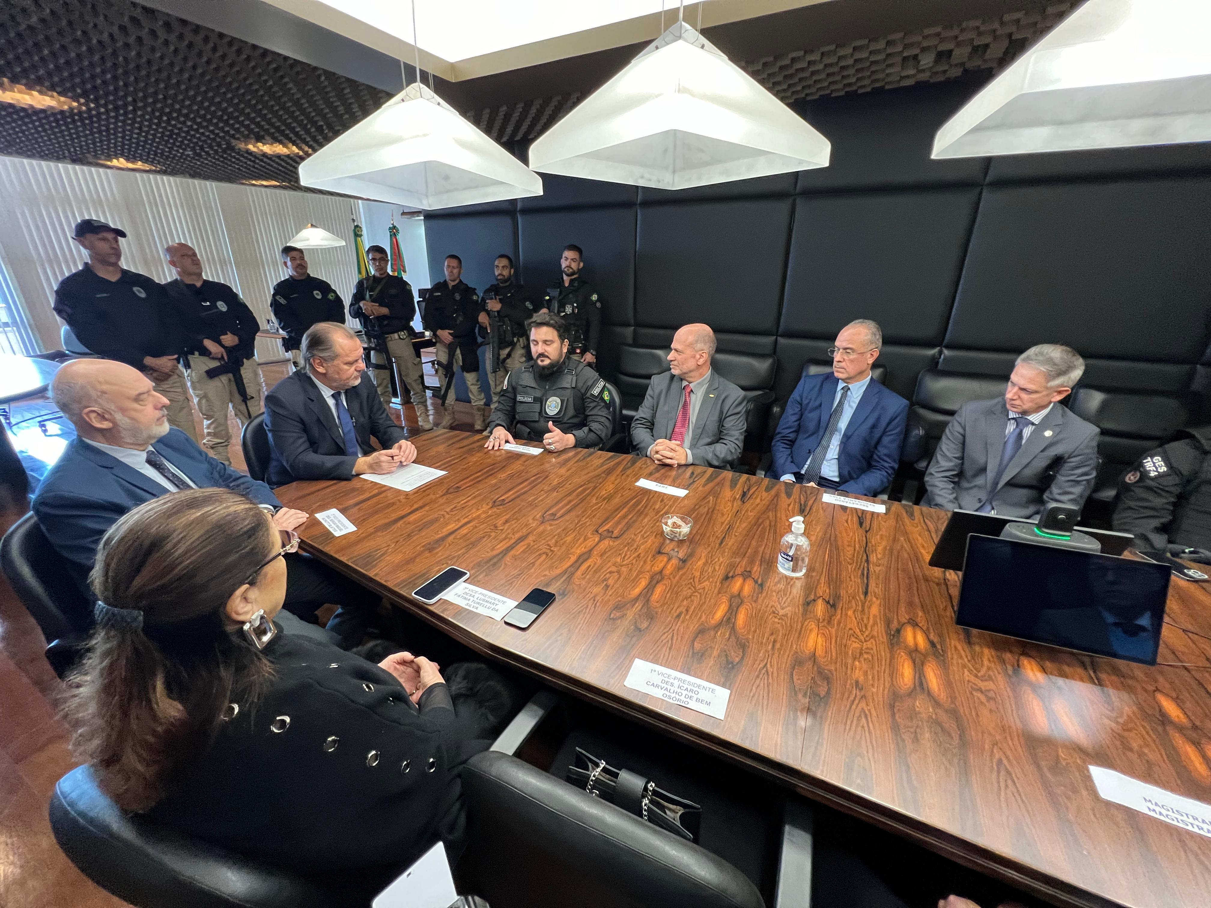 Foto apresentação policiais judiciais em reunião.jfif